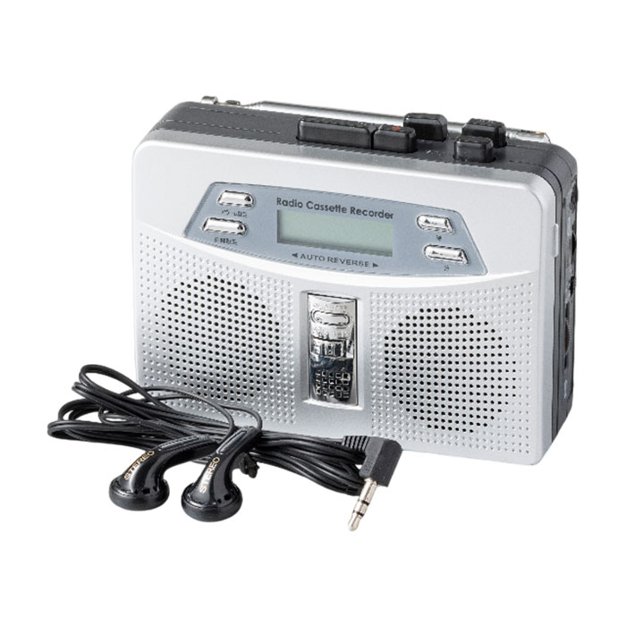 ＜材質＞ ABS樹脂、スチール ＜スペック＞ 電源：DC3V、単3形アルカリ乾電池2本(別売) 持続時間：アルカリ電池で約10時間再生 受信周波数帯域：FM/75.6〜109MHz、AM/504〜1656KHz 最大出力：0.15Wx2、スピーカー/200mW イヤホン口径：3.5mm DC3V端子口径：3.5mm 機能：FM/AMラジオ(ワイドFM対応)、カセットプレイヤー、録音機能、オートリバース機能、デジタル時計、アラーム機能 セット内容：本体×1、両耳イヤホン×1、取説×1□現品サイズ：約 4.2 × 12 × 9.1 cm□個装サイズ：約 5.2 × 17.3 × 11.3 cm□現品重量：約 250 g □個装重量：約 330 g□個装状態： 化粧箱□生産国：中国★ダブルスピーカー搭載！ 　携帯用の小型ラジカセ！ ＊手のひらサイズなのに2スピーカーの高音質＆簡単操作の懐かしのラジカセ！ 　懐かしのテープ再生はオートリバースで、ラジオはAMが入りにくい時に対応するワイドFMまで搭載した最新モデル。 　時計やアラーム機能、録音もできる充実っぷり。 　防災用に備えておくのもオススメ。 ＊ベルトクリップ付きなので散歩時や両手が塞がっていても大丈夫！