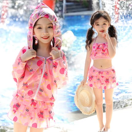 【小学生女の子】夏のプールで可愛く日焼け対策！ラッシュガード付き水着セットは？