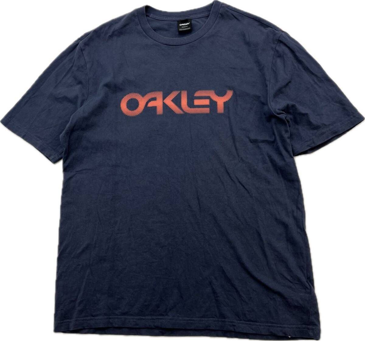 【中古】 OAKLEY ☆ グラデーション オレンジ プリント Tシャツ 半袖 ネイビー M 春夏 スポーツ ランニング トレーニング 人気 オークリー■CE318