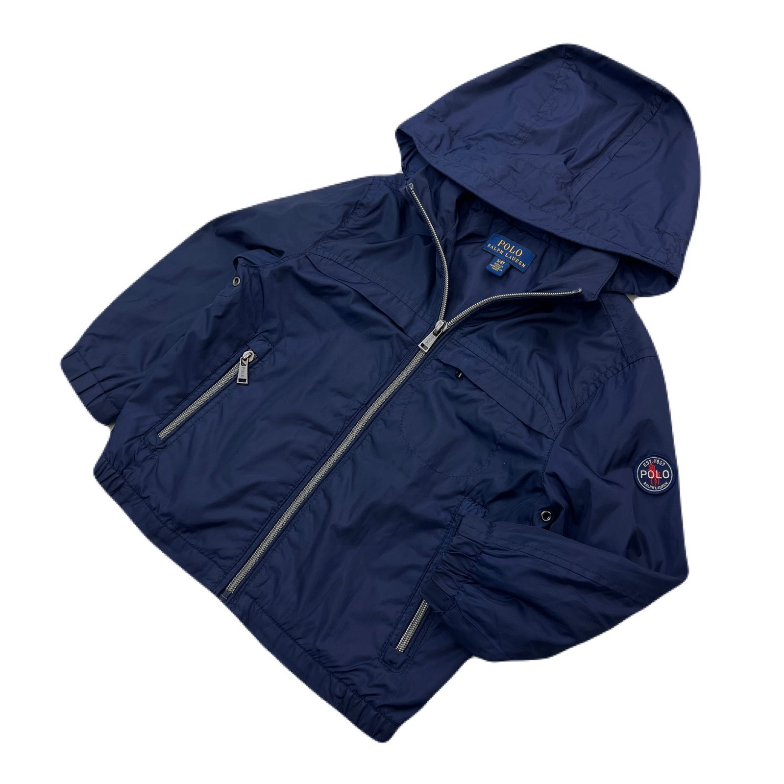 POLO RALPH LAUREN ナイロンジャケット キッズ 3Tサイズ ネイビー 【 3歳前後のお子様向け 】 紺 ナイロンパーカー ラルフローレン ●BL168 ポロ ラルフローレンのキッズ向けフード付きナイロンジャケットです。袖にさりげなくブランドロゴがあしらわれておりシンプルでかわいらしい一着。裏地はコットン素材で肌触りがよく、季節の変わり目にぴったりの軽アウターです。前面にはジップ付きポケットが2つ、着脱しやすいフルジップ仕様となっています。普段使いはもちろん、公園遊びやお出かけにも便利な一枚です 表記：3/3T 実寸： 着丈40cm 身幅36cm 肩幅28cm 袖丈34cm ※平置きでの実寸です。 ※必ず実寸をご確認の上ご購入ください。 ※多少の誤差はご了承ください。 ブランド名：ポロラルフローレン 状態ランク：10中 7 【商品状態】 ●古着のため多少の使用感がございます。 中古品としてご理解いただける方のみご購入をお願いいたします。 ☆皆様にとって楽しいショッピングになりますように☆ 新しい出会いは #古着屋MYSTERIES 【他のアイテムも多数ございます】 ★当店では基本、毎日新着アイテムを出品中です。 ★ショップフォローで新入荷通知されます。 ★「販売中のみ、価格順、カテゴリ別」などの絞り込み検索が可能です。