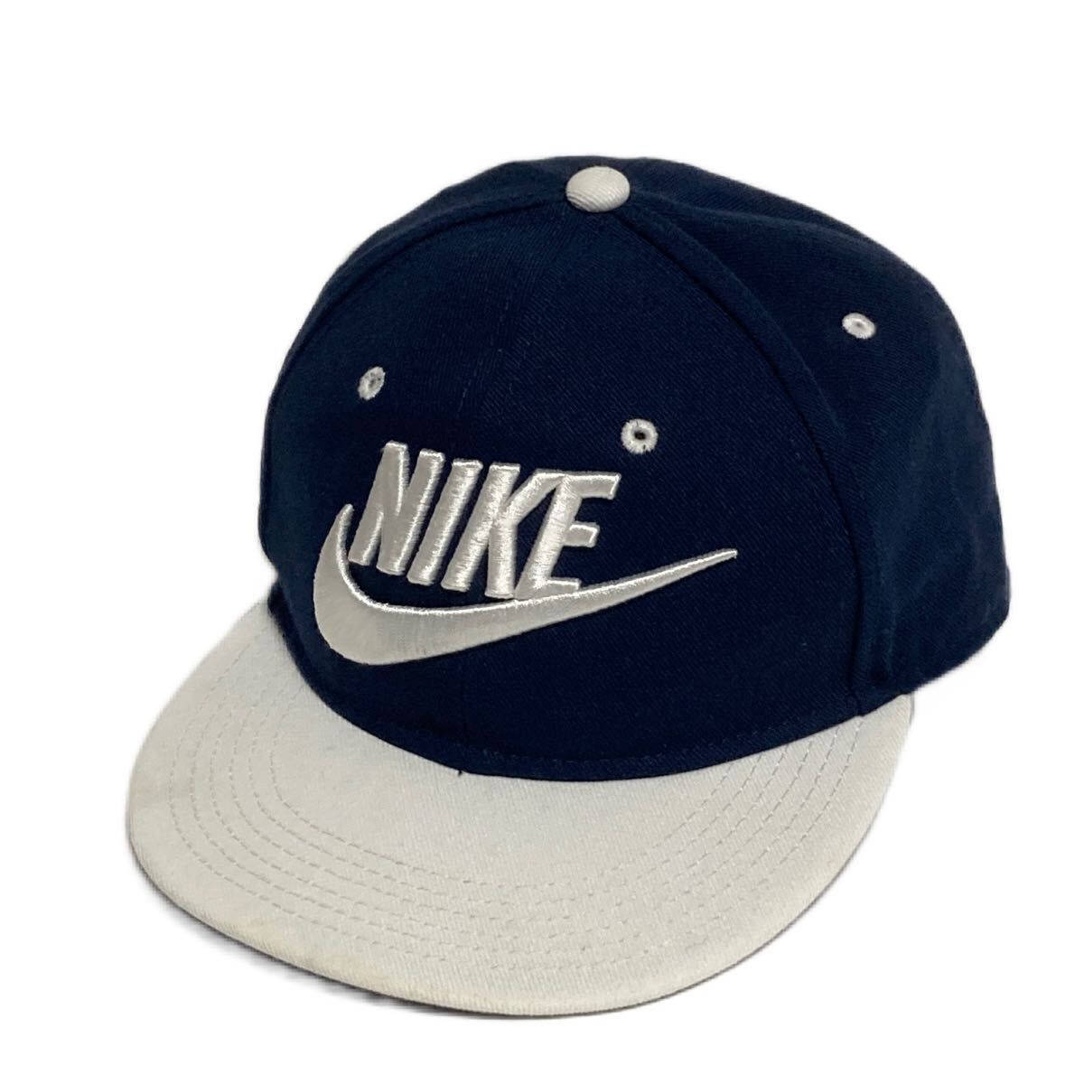 【中古】 NIKE ☆ ナイキ ロゴ 刺繍 キャップ スナップバック ネイビー ホワイト 56cm メンズ 男女兼用 スポーツ ストリート 古着■SHW591