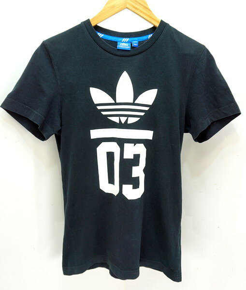 アディダス オリジナルス ★ トレフォイル ロゴ プリント ブラック レディース 半袖 Tシャツ S スポーツ トレーニング 人気 定番 adidas■B 細身のレディースSサイズ。 スポーティかつカジュアルなプリントの一着です。 【サイズ】 表記 S 着丈：63cm 肩幅：39cm 身幅：45cm 袖丈：18cm 【状態】 多少の使用感はありますが、問題なく着用いただけます。 ※