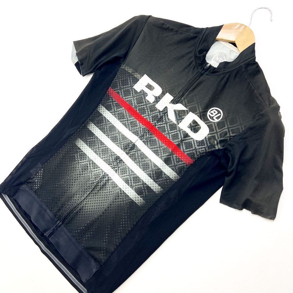 バイシクルライン ☆ BYCICLE LINE サイクルジャージ Tシャツ S ブラック × グレー ロードバイク トレーニング 自転車 休日 運動■C202 ブランド BYCICLE LINE サイズ表記・実寸（平置き計測） 表記：S 実寸： 着丈64cm 身幅46cm 肩幅42cm 袖丈23cm ※必ず実寸をご確認の上、ご入札ください。 ※多少の誤差はご了承ください。 コンディション 状態：若干の使用感はございますが、問題なくご着用頂けます。 状態ランク：10中 7 （中古品と言うことにご理解いただける方のみご入札をお願い致します。）