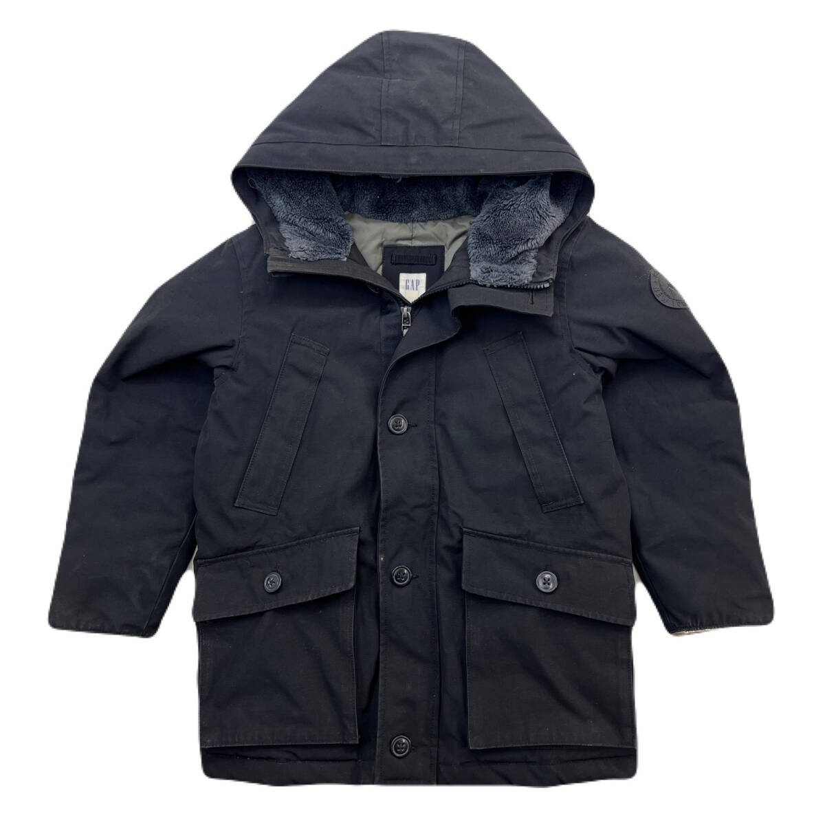 GAP ギャップ ダウンジャケット キッズ 子供用 アウター 130cm 防寒 ブラック 黒 合わせやすい ●C424 表記：130 実寸： 着丈64cm 身幅49cm 肩幅40cm 袖丈50cm ※平置きでの実寸です。 ※必ず実寸をご確認の上ご購入ください。 ※多少の誤差はご了承ください。 ブランド名：GAP 状態ランク：10中 7 【商品状態】 ●古着のため多少の使用感がございます。 ●フロントフラップに白い点汚れ有。 中古品としてご理解いただける方のみご購入をお願いいたします。 ☆皆様にとって楽しいショッピングになりますように☆ 【他のアイテムも多数ございます】 ★当店では基本、毎日新着アイテムを出品中です。 ★ショップフォローで新入荷通知されます。