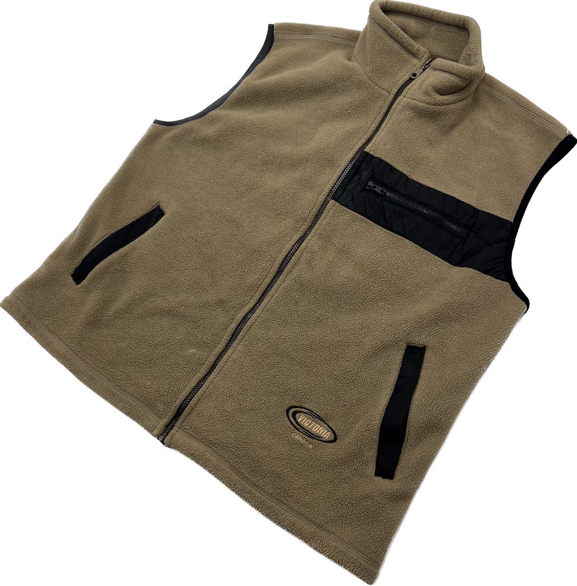 カナダ製 ☆ TEEPEE デザインセンス◎ フリース ジップアップ ベスト ベージュ L 登山 アウトドア ハイキング キャンプ 春秋冬■DC225 ブランドTEEPEE サイズ表記・実寸（平置き計測）表記：L 実寸： 着丈68cm 身幅65cm 肩幅53cm 袖丈-cm ※必ず実寸をご確認の上、ご入札ください。 ※多少の誤差はご了承ください。 コンディション状態：古着のため、若干の使用感がございますが問題なくご着用頂けます。 状態ランク：10中 7 （中古品と言うことにご理解いただける方のみご入札をお願い致します。）