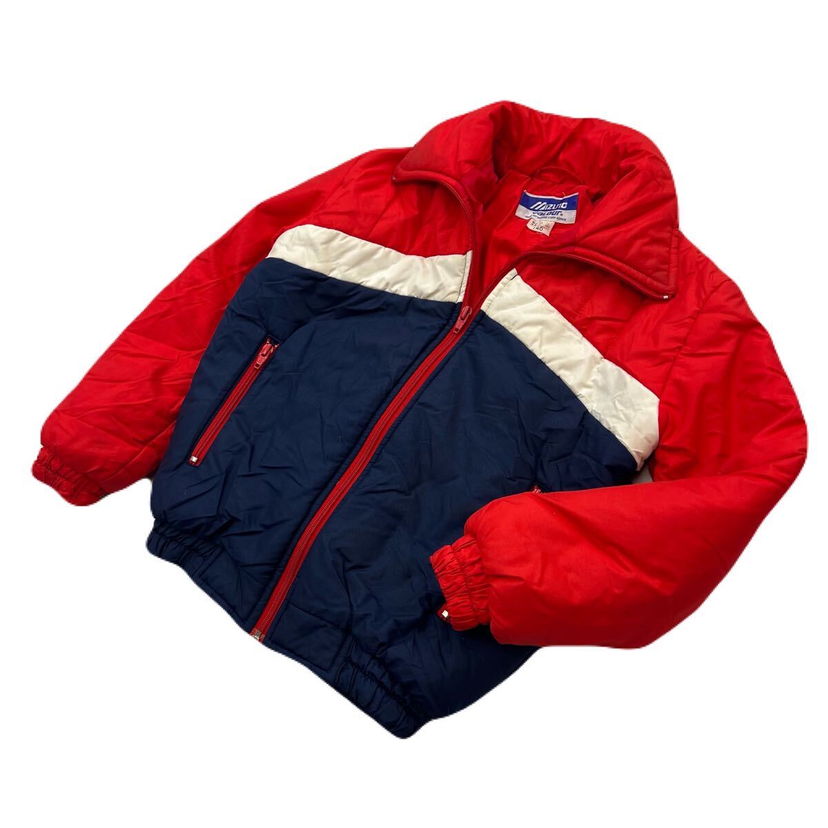 MIZUNO ミズノ キッズ 140 スキージャケット レッド ネイビー ホワイト ジャケット スキーウェア 子ども 雪遊び ゲレンデ アウトドア■DL9 ブランドMIZUNO サイズ表記・実寸（平置き計測）表記：140 実寸： 着丈55cm 身幅45cm 肩幅39cm 袖丈49cm ※必ず実寸をご確認の上、ご入札ください。 ※多少の誤差はご了承ください。 コンディション状態：古着のため、使用感がございますがまだまだご着用頂けます。 状態ランク：10中 7 （中古品と言うことにご理解いただける方のみご入札をお願い致します。）