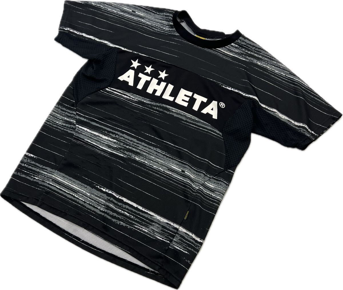 ATHLETA ☆ デザイン 柄 プラクティスシャツ ゲームシャツ ブラック M 春夏 サッカー フットサル スポーツ トレーニング アスレタ■E292 ブランドATHLETA サイズ表記・実寸（平置き計測）表記：M 実寸： 着丈63cm 身幅49cm 肩幅43cm 袖丈17cm ※必ず実寸をご確認の上、ご入札ください。 ※多少の誤差はご了承ください。 コンディション状態：古着のため、使用感がございますがまだまだご着用頂けます。 状態ランク：10中 7 （中古品と言うことにご理解いただける方のみご入札をお願い致します。）