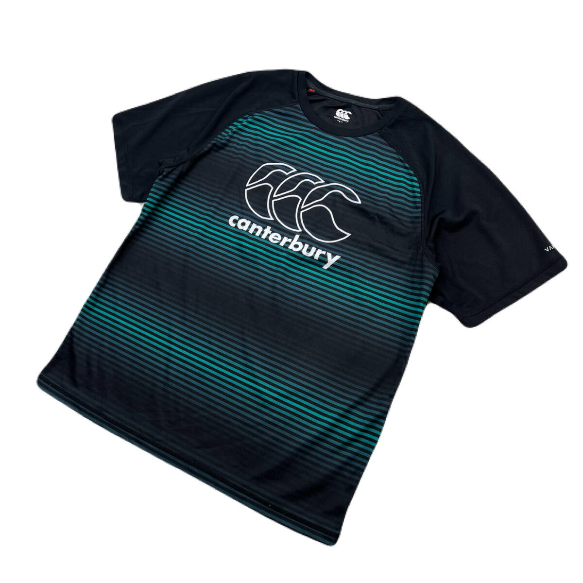 カンタベリー 半袖Tシャツ ブラック グリーン メンズ Lサイズ 【 ラグビーなどに♪ 速乾素材 】 CANTERBURY ●EA322 表記：L 実寸： 着丈63cm 身幅51cm 肩幅48cm 袖丈19cm ※平置きでの実寸です。 ※必ず実寸をご確認の上ご購入ください。 ※多少の誤差はご了承ください。 ブランド名：カンタベリー 状態ランク：10中 7 【商品状態】 ●古着のため多少の使用感がございます。 中古品としてご理解いただける方のみご購入をお願いいたします。 ☆皆様にとって楽しいショッピングになりますように☆ 【他のアイテムも多数ございます】 ★当店では基本、毎日新着アイテムを出品中です。 ★ショップフォローで新入荷通知されます。