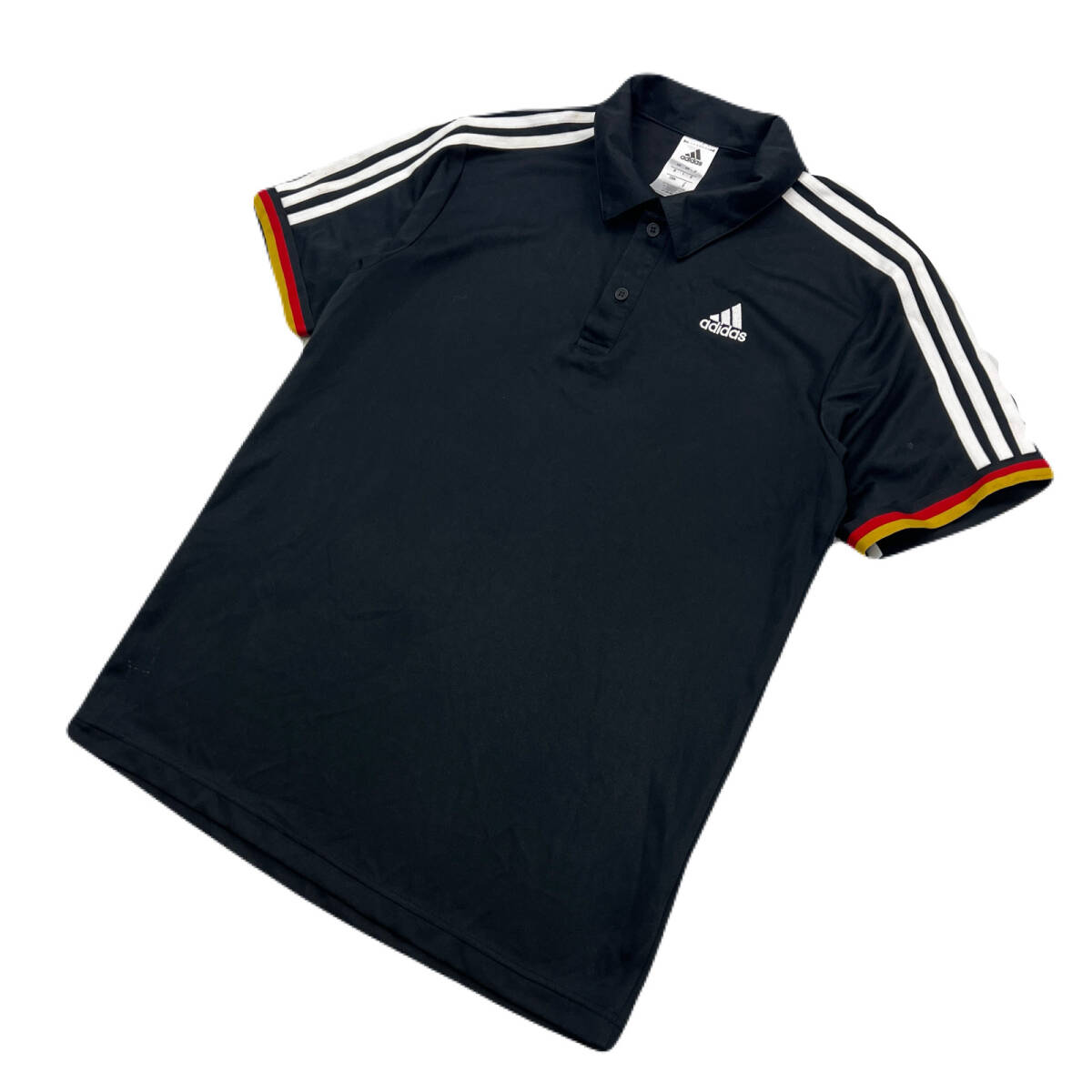 アディダス 半袖 ポロシャツ ブラック 黒 Oサイズ メンズ 【 肩ライン♪ 配色良♪ 】 adidas きれいめ ●FA355 表記：O 実寸： 着丈72cm 身幅50cm 肩幅42cm 袖丈21cm ※平置きでの実寸です。 ※必ず実寸をご確認の上ご購入ください。 ※多少の誤差はご了承ください。 ブランド名：アディダス 状態ランク：10中 7 【商品状態】 ●古着のため多少の使用感がございます。 中古品としてご理解いただける方のみご購入をお願いいたします。 ☆皆様にとって楽しいショッピングになりますように☆ 【他のアイテムも多数ございます】 ★当店では基本、毎日新着アイテムを出品中です。 ★ショップフォローで新入荷通知されます。