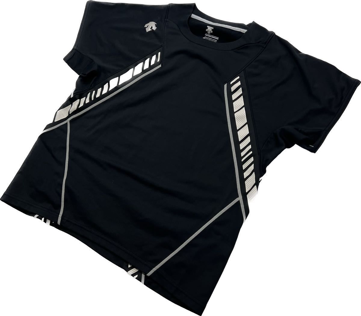 デサント 春夏 運動に最適◎ 半袖 Tシャツ スポーティー デザイン ブラック M スポーツ ランニング トレーニング 人気 DESCENTE ■EC201 ブランド：DESCENTE サイズ表記・実寸（平置き計測）表記：M 実寸：着丈60cm身幅52cm肩幅44cm袖丈11cm ※必ず実寸をご確認の上、ご購入ください。※多少の誤差はご了承ください。 コンディション状態：古着のため、若干の使用感がございますが問題なくご着用頂けます。 状態ランク：10中 7（中古品と言うことにご理解いただける方のみご購入をお願い致します。）