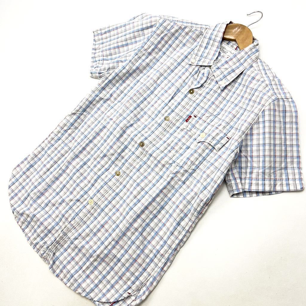 リーバイス ☆ LEVIS ライトブルー ホワイト チェック 半袖 シャツ M 春夏 清潔感のあるアイテム◎ ビジネスカジュアル タウンユース■S215 ブランドLEVIS サイズ表記・実寸（平置き計測）表記：M 実寸： 着丈76cm 身幅53cm 肩幅41cm 袖丈22cm ※必ず実寸をご確認の上、ご入札ください。 ※多少の誤差はご了承ください。 コンディション状態：若干の使用感はございますが、問題なくご着用頂けます。 状態ランク：10中 7 （中古品と言うことにご理解いただける方のみご入札をお願い致します。）