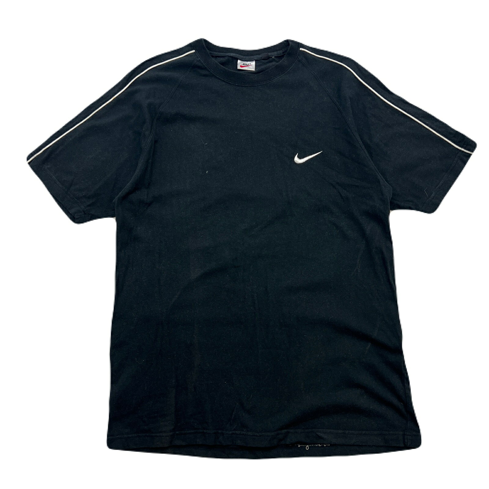 ナイキ Tシャツ 半袖 メンズ LL フェードブラック 刺繍ロゴ ラグラン パイピング 90s 〜 00s ビンテージ ストリート コットン100％ 表記：LL 実寸： 着丈75cm 身幅52cm 肩幅50cm 袖丈21cm ※平置きでの実寸です。 ※必ず実寸をご確認の上ご購入ください。 ※多少の誤差はご了承ください。 ブランド名：NIKE 状態ランク：10中 7 状態：古着のため、使用感がございますがまだまだご着用頂けます。 中古品としてご理解いただける方のみご購入をお願いいたします。 ☆皆様にとって楽しいショッピングになりますように☆ 【他のアイテムも多数ございます】 ★当店では基本、毎日新着アイテムを出品中です。 ★ショップフォローで新入荷通知されます