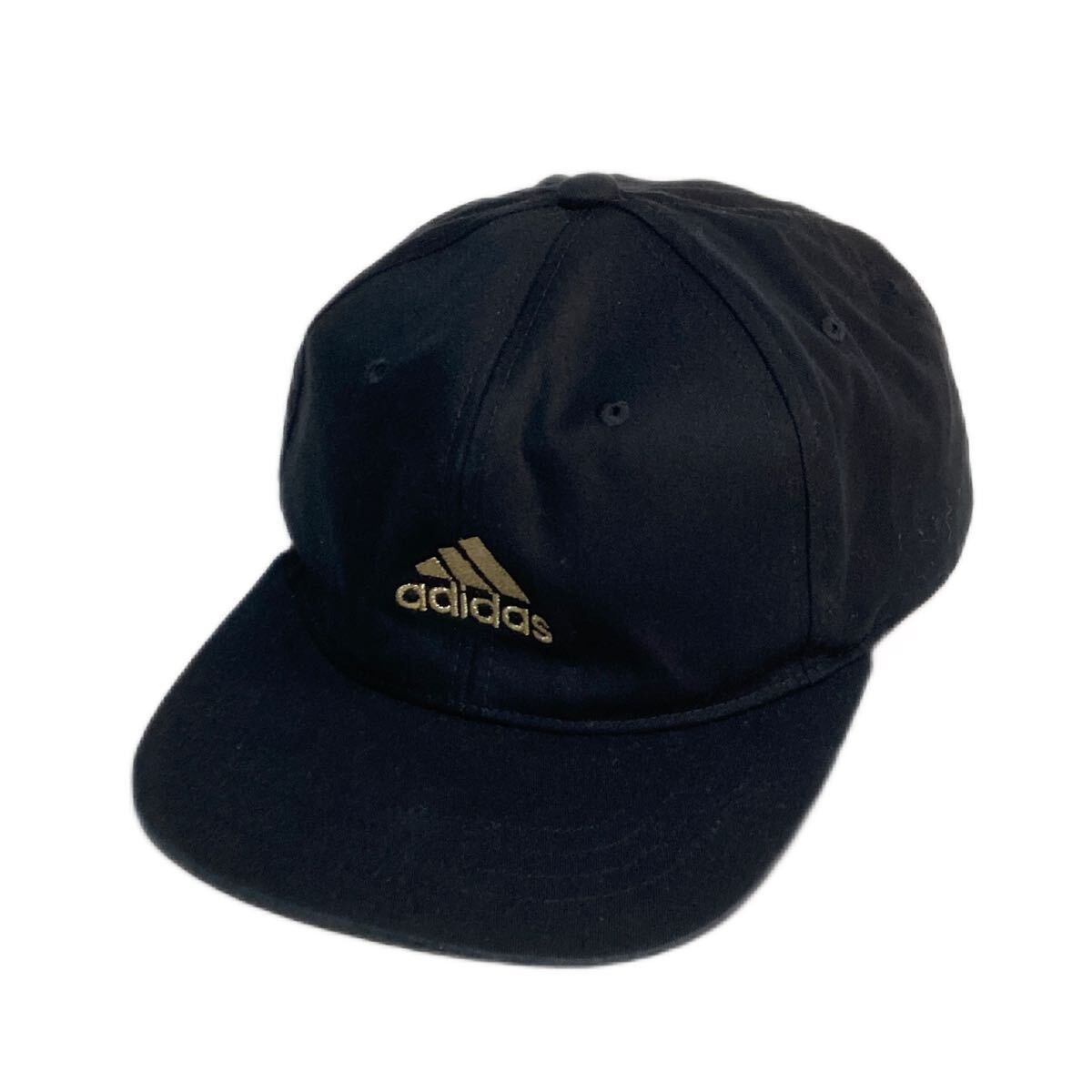 adidas ☆ ゴールド刺繍 ロゴ キャップ スナップバック ブラック 黒 フリー 57-60cm スポーツ ストリート カジュアル アディダス■SHW178 ブランド：adidas サイズ表記・実寸表記：フリー 実寸：頭周り(調整可)57-60cmツバ長さ7cm高さ11cm ※必ず実寸をご確認の上、ご購入ください。※多少の誤差はご了承ください。素材ポリエステル コットン コンディション状態：古着のため、使用感がございますが問題なくご着用頂けます。 状態ランク：10中 7（中古品と言うことにご理解いただける方のみご購入をお願い致します。）