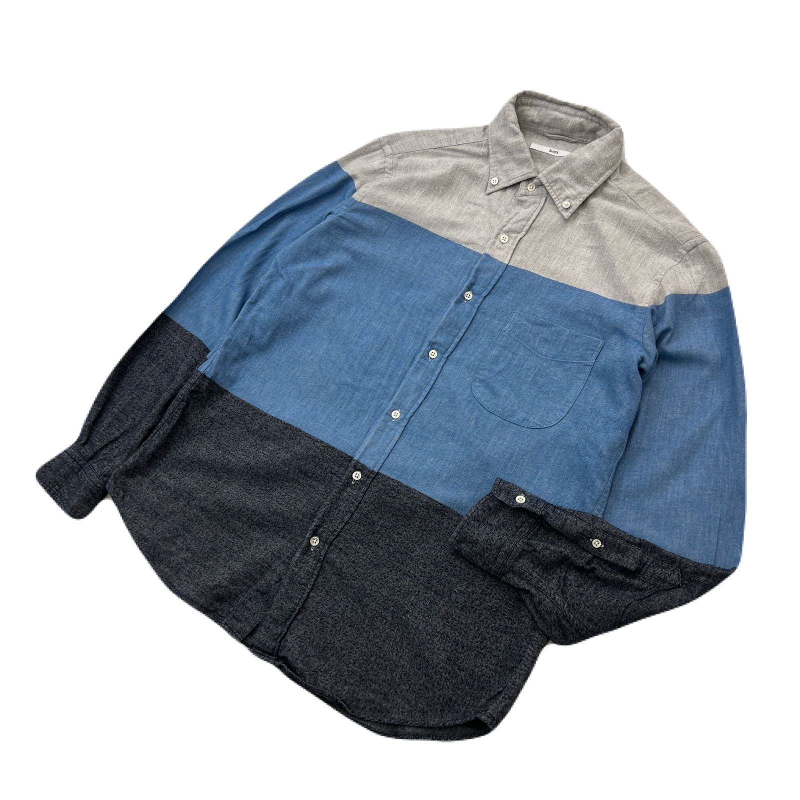 シップス 長袖 シャツ コットン グレー グルー ネイビー ボーダー グラデ メンズ Mサイズ 【 カジュアルに着まわせる一枚 】 SHIPS ●B412 表記：M 実寸： 着丈72cm 身幅50cm 肩幅41cm 袖丈60cm ※平置きで...