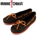 正規取扱店 MINNETONKA(ミネトンカ) Suede Boat Moc(スエードボートモック) #328X CHOCOLATE レディース MT273 アッパー素材：牛革(スウェード) アウトソール：ラバー 製造国：ドミニカ共和国 ※こちらの商品は手作業で製品を作り上げているため、若干の色ムラ・しわ・大きさやハンドステッチ等の不均一感、シューレース穴位置の非対称等見受けられる場合がございます。 また大半の商品には天然皮革を使用しておりますため、使用する革の部位によりスウェードの毛羽立ち加減や風合いなどに個体差が見受けられたり、お届けする商品の色味が写真より若干異なる場合もございます。 素材が持つ自然の風合いが魅力となった商品となりますので、上記の理由などでは不良品とは判断致しませんので予めご了承下さいませ。 【NNETONKA(ミネトンカ)一覧】 正規販売店 THREE WOODスリーウッドMINNETONKA(ミネトンカ) MINNETONKA(ミネトンカ) 1946年ミネソタ州ミネアポリスで創業。 1980年代後半にブレイクしたモカシンの代名詞ブランドとして、メンズ・レディス問わず世界中の人から愛されている老舗ブランドです。 昔インディアンが素足を保護する為に一枚の革で足を包み込み、紐で縛ったのがモカシンの原型。 半世紀以上経った今でも熟練職人が手作りで作るモカシンは1つ1つ違う表情を見せてくれます。 その独特なネイティブ感と風合いは、ファッションに敏感なモデルやアーティスト、デザイナーから絶大な支持を受けています。 愛用者にはニコール・リッチー、リンジー・ローハン、ケイト・モス、シエナ・ミラー、パリス・ヒルトン等他多数。日本国内でもファッション誌を始め様々なメディアから注目を集め、定番ブランドとしての地位を確立しています。 MINNETONKA(ミネトンカ)正規代理店 THREE WOOD(スリーウッド)