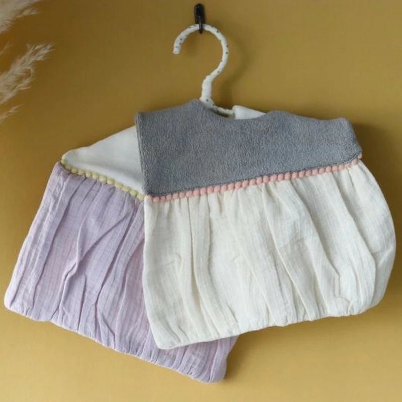 全店2点5%OFF送料無料 スタイ よだれかけ ビブ つけ襟 ベビー用品 ベビー服 赤ちゃん 新生児 女の子 ポンポンレース ガーゼ素材 無地 フリル お食事 スナップボタン おしゃれ かわいい お出かけ お食事 出産祝い ギフト プレゼント