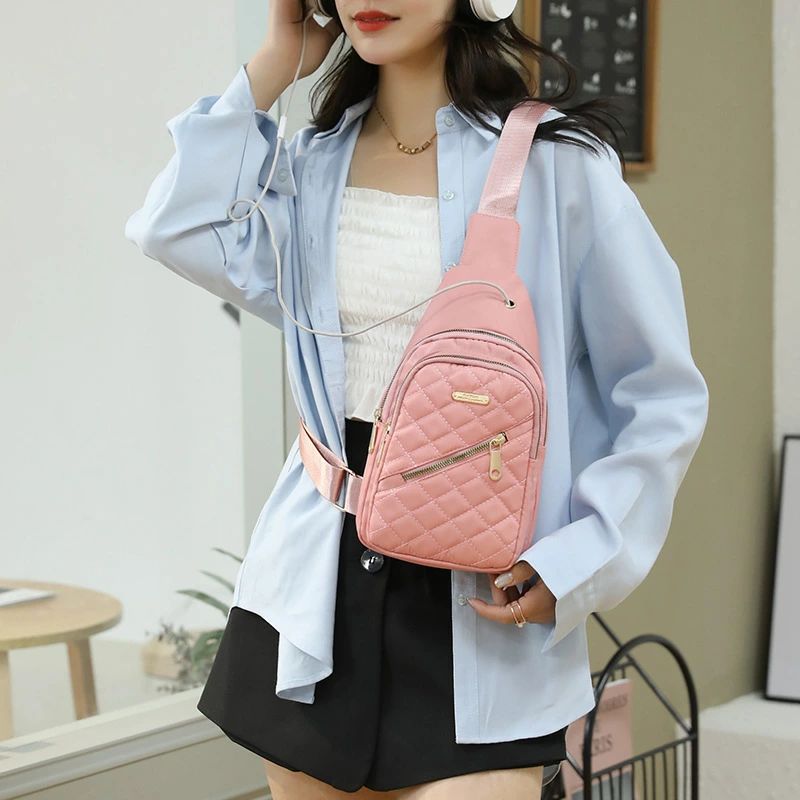 全店2点5%OFF【送料無料】ボディバッグ レディース ショルダーバッグ 女性 かばん 斜めがけ 肩掛け リュックサック風 キルティング調 多収納 大容量 iPad入れ ジップアップ 無地 可愛い おしゃれ