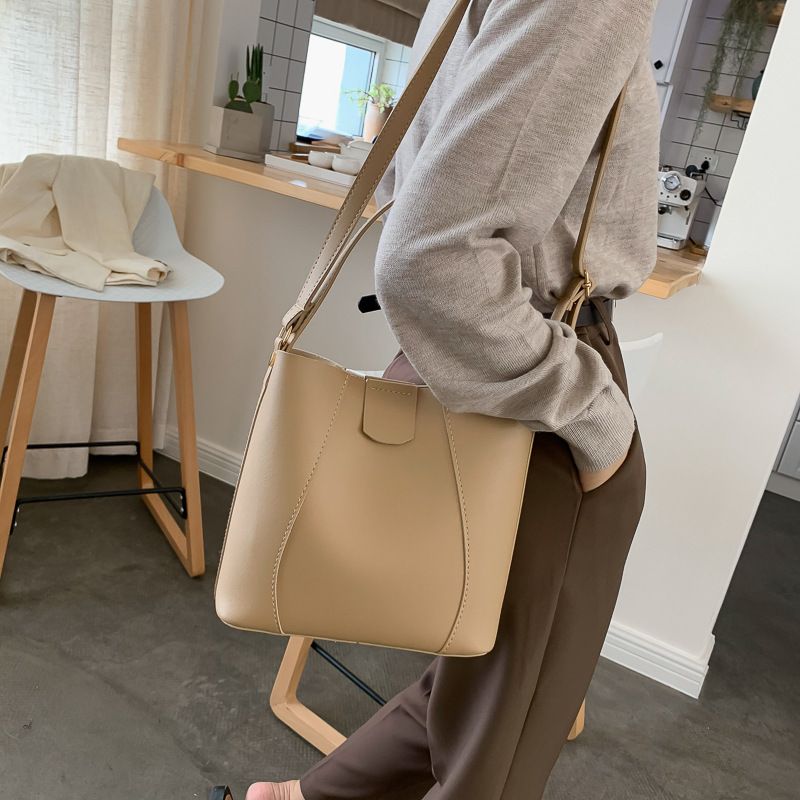 全店2点5%OFF【送料無料】 2WAYバッグ ハンドバッグ ショルダーバッグ ショルダーバック ポーチ付き 2点セット 肩掛けバッグ 肩掛けカバン レディース 女性 レザー調 コンパクト シンプル無地 単色 鞄 BAG カジュアル 上品 きれいめ 学生 ブラック 黒 カーキ