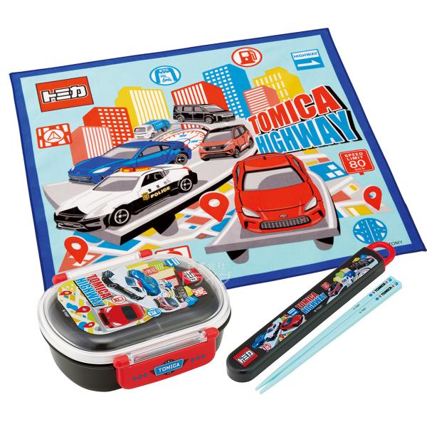 トミカの楽しいお弁当セットです！これでお弁当グッズがひと通り揃います♪ 小判型のお弁当箱は洗いやすくて人気の商品です。容量も360mlでちょうどいい！単品で揃えるよりもお買得なセットをこの機会に是非どうぞ！セット内容お弁当箱×1箸＆箸箱×1ランチクロス×1合計 3 点仕様〔小判型お弁当箱〕抗菌・食洗機対応フタを外して電子レンジ対応中子付名前シール付日本製約14.8×12.3×5.6cm容量＝360ml〔箸＆箸箱セット〕抗菌・食洗機対応ケース用の名前シール付日本製ケース＝約19.5×2.7×1.5cm箸＝約16.5cm〔ランチクロス〕日本製綿100％約43×43cmシリーズトミカメーカースケーターJAN497330769390849733076938784973307693953キーワード抗菌 お弁当箱 一段 レンジ対応 幼稚園 保育園 抗菌 箸 ケース セット 子供 キャラクター 練習 幼稚園 保育園 ランチクロス キャラクター 乗り物 のりもの 車 クルマ 自動車 パトカー 消防車 警察 レスキュー レース レーシングカー スポーツカー かっこいいメーカー希望小売価格はメーカーカタログに基づいて掲載しています　