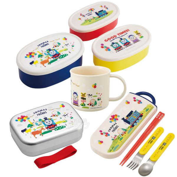 トーマスの楽しいお弁当セットです！これでお弁当グッズがひと通り揃います♪ アルミお弁当箱はフタも開けやすく、割れないので人気です。保温庫をお使いになる幼稚園では必須アイテム！単品で揃えるよりもお買得なセットをこの機会に是非どうぞ！セット内容お弁当箱×1トリオ×1コップ×1シール容器×1合計 4 点仕様〔アルミお弁当箱〕保温庫対応中子付ランチベルト付名前シール付日本製本体、フタ＝アルミニウム約9.7×13.4×4.2cm容量＝370ml〔トリオセット〕抗菌・食洗機対応中敷き一体型(取り外し不可)箸には名前を書けるスペース付ケース用の名前シール付日本製ケース＝約19.8×7.6×1.7cm箸＝約16.5cmスプーン・フォーク＝約13cm〔コップ〕抗菌・食洗機対応電子レンジ対応名前シール付日本製直径7.4×6.8cm容量＝200ml〔シール容器3P〕日本製抗菌フタを外して電子レンジ対応大：約14×9×5.1cm中：約12.9×8×4.4cm小：約11.9×6.9×3.7cm●容量大：約400ml中：約280ml小：約180mlシリーズトーマスメーカースケーターJAN4973307684937497330768483849733076848454973307684944キーワードお弁当箱 子供 一段 保温庫対応 幼稚園 保育園 抗菌 箸 フォーク スプーン 3点セット 入園 子供 抗菌 割れない コップ 食洗機対応 プラスチック 子供 密閉容器 ランチ デザートケース 小物入れ 幼稚園 保育園 メーカー希望小売価格はメーカーカタログに基づいて掲載しています　