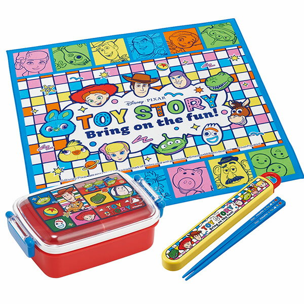 トイストーリーの楽しいお弁当セットです！これでお弁当グッズがひと通り揃います♪ 角型のお弁当箱は詰めやすくて容量も450mlと満足の大きさ！単品で揃えるよりもお買得なセットをこの機会に是非どうぞ！セット内容お弁当箱×1箸＆箸箱×1ランチクロス×1合計 3 点仕様〔角型お弁当箱〕抗菌・食洗機対応フタを外して電子レンジ対応仕切付名前シール付日本製約17×10.5×6cm容量＝450ml〔箸＆箸箱セット〕抗菌・食洗機対応ケース用の名前シール付日本製ケース＝約19.5×2.7×1.5cm箸＝約16.5cm〔ランチクロス〕日本製綿100％約43×43cmシリーズトイストーリーメーカースケーターJAN497330768977249733076897344973307689796キーワード抗菌 お弁当箱 一段 レンジ対応 幼稚園 保育園 抗菌 箸 ケース セット 子供 キャラクター 練習 幼稚園 保育園 ランチクロス キャラクター ディズニー ピクサー Disney Pixar CG アニメーション 映画 おもちゃ 冒険 ウッディ バズ カウボーイ スペースレンジャーメーカー希望小売価格はメーカーカタログに基づいて掲載しています　