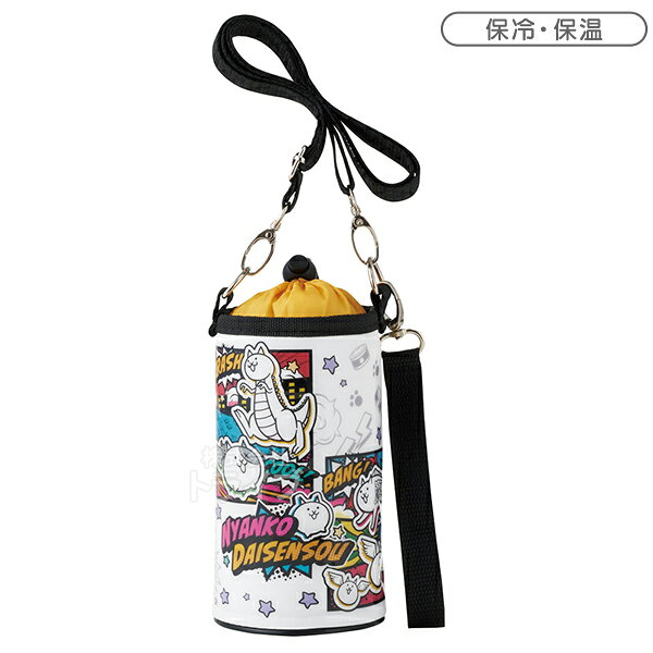 にゃんこ大戦争のエナメル素材で出来たペットボトルケースです。290ml〜500mlのペットボトルに対応しています。内側はアルミ蒸着素材になっていて、保冷・保温効果が期待出来ます。ショルダーベルトとハンドストラップが付いているので、持ち運びしやすくなっています。サイズ直径約9×17cm容量＝500mlまでのペットボトル仕様〔エナメルペットボトルケース〕ショルダーベルト・ハンドストラップ付内側はアルミ蒸着素材巾着式素材エナメルシリーズにゃんこ大戦争メーカースケーターJAN4973307723902キーワード子供用 キッズ用 ペットボトルカバー 保冷 保温 ランチグッズ お弁当グッズ おべんとう 運動会 小学校 小学生 園児 プレゼント 誕生日プレゼント クリスマスプレゼント ギフト 孫 こども 子供 キッズ ピクニック 遠足 メーカー希望小売価格はメーカーカタログに基づいて掲載しています