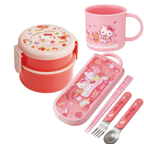 ハローキティの楽しいお弁当セットです！これでお弁当グッズがひと通り揃います♪ お弁当箱は2段なのでごはんとおかずを分けていれることができます。便利なミニフォーク付きです。単品で揃えるよりもお買得なセットをこの機会に是非どうぞ！セット内容お弁当箱×1トリオ×1コップ×1合計 3 点仕様〔丸型ランチボックス〕フォーク付フタ・中フタ・フォークを外して電子レンジ対応※パッキンは付いていませんので、汁気の多い食材はお避け下さい。日本製約10.6×11.7×9cm上段＝230ml下段＝270ml〔トリオセット〕食洗機対応中敷き一体型(取り外し不可)箸には名前を書けるスペース付ケース用の名前シール付日本製ケース＝約19.8×7.6×1.7cm箸＝約16.5cmスプーン・フォーク＝約13cm〔コップ〕電子レンジ対応名前シール付日本製直径7.4×6.8cm容量＝200mlシリーズハローキティメーカースケーターJAN497330772110649733077205744973307720444キーワード sanrio さんりお サンリオキャラ 可愛い かわいい 女の子 きてぃちゃん きてぃ キティちゃん HELLO KITTY ねこ ネコ 猫 キャラクター リボンメーカー希望小売価格はメーカーカタログに基づいて掲載しています　