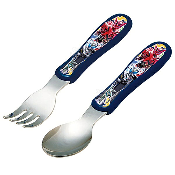 ※こちらの商品は、「ご予約商品」です。 「即納商品(発送目安1-3日以内)」と同時にご購入いただいた場合、 「ご予約商品」の入荷次第、おまとめしての発送となります。※入荷予定日はあくまで目安となり、大幅に前後する場合がございます。 上記2点につきまして、予めご了承下さいますようお願い申し上げます。仮面ライダー マイスのスプーンとフォークのセットです。持ちやすく、お子さまのおうちご飯にオススメです。単品で揃えるよりもお買得なセットをこの機会に是非どうぞ！セット内容スプーン×1フォーク×1合計 2 点仕様〔ジュニアスプーン〕食洗機対応約13.5cm〔ジュニアフォーク〕食洗機対応約13.5cmシリーズ仮面ライダー マイスメーカー小森樹脂JAN49722420032614972242003278キーワード メーカー希望小売価格はメーカーカタログに基づいて掲載しています　