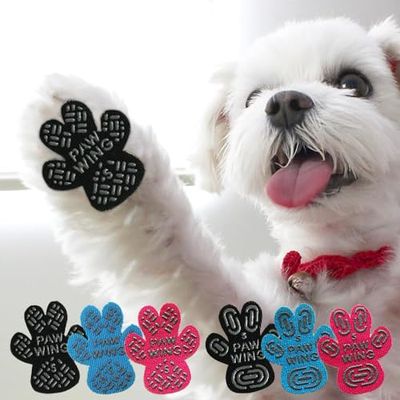 商品情報商品の説明大人気の犬用滑り止め「PAW WING（パウウィング）」から新デザインでグリップ力がプラスされた商品が新発売！【仕様】バリエーション：A（ライン）、B（サークル）、サイズ／S：縦幅40mm×横幅33mm、M：縦幅45mm×横幅38mm、重量（約）／2g（Sサイズ1枚あたり）、材質／コットン、シリコン、接着剤【刺激の少ないスキンフレンドリー接着剤】、セット内容／48枚入り（4枚×12セット）、生産国／中国※お使いの端末によって実際の商品と色が若干異なる場合がございます。こちらの商品は室内でのフローリングや滑りやすい場所用です。土やアスファルト等では剥がれやすいのであらかじめご了承下さい。主な仕様 PAW WINGから、かわいくてグリップ力がアップしたモデルが新登場！ペット用すべり止めフットパッドPAW WINGの新モデルです。スニーカーのアウトソールや肉球をイメージしたかわいいデザインは、すべり止めの面も従来より大きくなり、グリップ力がさらにプラスされました。足裏にペタッと貼るだけで、まるで翼が生えたようなスムーズな歩みをサポートしてくれます。A（ライン）；縞板柄のすべり止めをほどこした、スニーカーのアウトソールのようなデザインです。B（サークル）：肉球をイメージした、楕円形のすべり止めをほどこしたデザインです。br【知っていましたか？犬にとって、フローリングは天敵なんです！】フローリングは、滑ってしまい足のふんばりが利かず、思い通りに歩けないこともあります。腰やヒザ、股関節を痛めて膝蓋骨脱臼や椎間板ヘルニア一因ともなりかねません！飼い主としては、可愛い我が子が、苦労しているのを見るのは心が痛みます…。 【専用シューズやカーペットもあるけれど…】フローリングの滑り止め対策として、ペット用シューズやカーペット、専用フローリングなどの選択肢はありますが、専用シューズや靴下を使っても…ペットが嫌がって脱いでしまう。暴れてしまって、履かせるだけでひと苦労！カーペットを敷いても…カーペットは愛犬が遊んで、ぐちゃぐちゃにしてしまう。。。思い切って専用のフローリングにすると…大切なペットのためとはいえ、全室ペット専用フローリングを敷こうとすると費用が高い!!などなど、悩みも多いですよね。そんなお困りの飼い主さんにオススメなのが、ワンちゃんの肉球に貼るだけOKの「PAW WING」なんです！br【老犬やシニア犬の立ち上がりサポートにも】フローリングなど、床で滑る動作は愛犬の足腰に負担をかけることも。弱った足腰を助け、滑り止めが老犬やシニア犬の立ち上がるときの負担を軽減します。床を歩く際に後ろ足の股関節が開いてしまって歩くことが苦痛だったり、立ち上がる機会も少なくなってしまった愛犬に。歩いていても滑って足が開いてしまうことがなくなり歩きやすくなって、立ち上がり歩き回る機会が増えるかもしれません。ぜひお試し下さい。【肉球にぺたっと貼るだけ！ツルツルすべるフローリングもスイスイ歩けます！】brもともとは、人が砂浜などを歩く際の足裏保護用として作られたものでしたが、より滑りにくさを重視して、ペット用に開発された製品がこのPAW WING（パウウイング）です。シールタイプですので、足裏にペタッと貼るだけでOKです。シールのストレッチ性（伸縮性）も高いので、きれいに肉球を覆うことができます。 デリケートな部分に触れる物ですので、接着剤は刺激の少ないスキンフレンドリー接着剤を使用しています。剥離紙には当社独自のスリットが入っているので、絆創膏のように剥がしやすく使いやすい！シリコン製の滑り止めで、しっかりとフローリングをつかみ、まるで土の上を歩いているように歩けます。装着する前は、滑って転倒ばかりしていたのに、まるで羽が生えたかのようにスムーズに歩けます。また、柔らかい肉球をしっかり覆って保護できるように、ストレッチ性の高い繊維を使用して作られています。br■カラー：ブラック、ピンク、ブルー ■バリエーション：A（ライン）、B（サークル） ■サイズ：S、M、L、XL ■詳細サイズ（約）：S／縦幅40mm×横幅33mm、M／縦幅45mm×横幅38mm、L／縦幅50mm×横幅43mm、XL／縦幅57mm×横幅50mm ■重量（約）：2g（Sサイズ1セットあたり） ■材質：コットン、シリコン、粘着剤（刺激の少ないスキンフレンドリー粘着剤） ■セット内容：48枚入り（4枚×12セット） ■生産国：中国