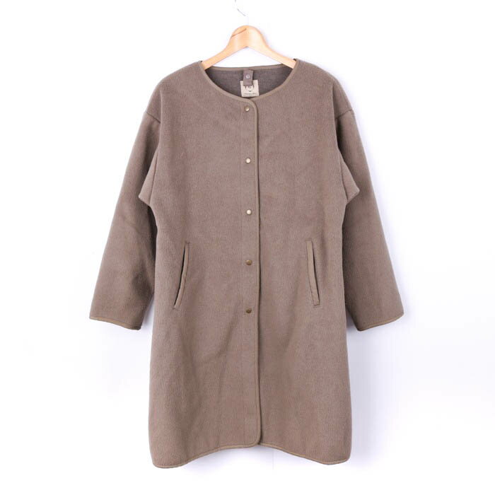 【状態追記】 部分的にやや汚れ有り。 【付属品】 なし / 商品サイズ (こちらのサイズ表記は平置き採寸のサイズです。) 表記サイズ肩幅着丈身幅袖丈 フリー約53cm約91cm約55cm約50cm サイズガイドはこちら /商品詳細 ブランド...