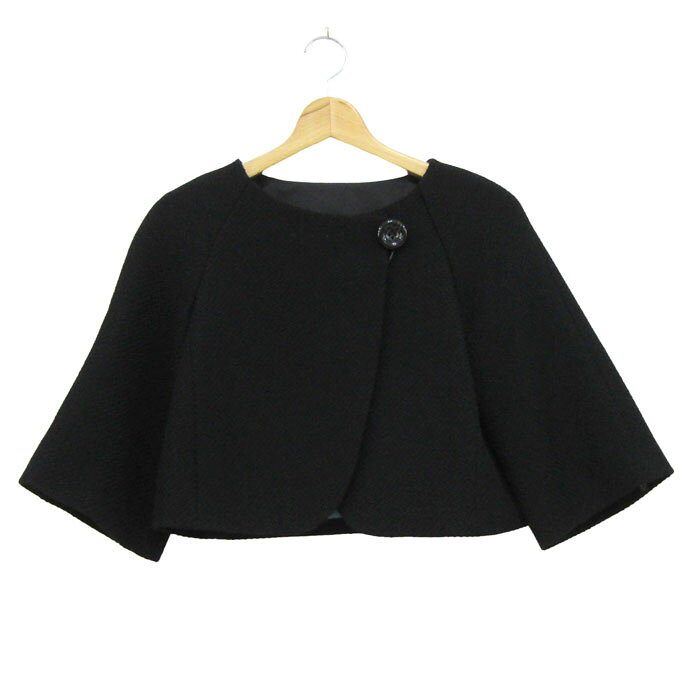 【状態追記】 付属のファーがありません 【付属品】 なし / 商品サイズ (こちらのサイズ表記は平置き採寸のサイズです。) 表記サイズ着丈身幅裄丈 O約37cm約32cm約53cm サイズガイドはこちら /商品詳細 ブランド名 UNTITLEDアンタイトル 特徴 --- 素材 素材タグを撮影しておりますので、ご確認くださいませ。 色 ブラック 性別タイプ レディース 生産国 日本 商品番号 rs49690 類似商品
