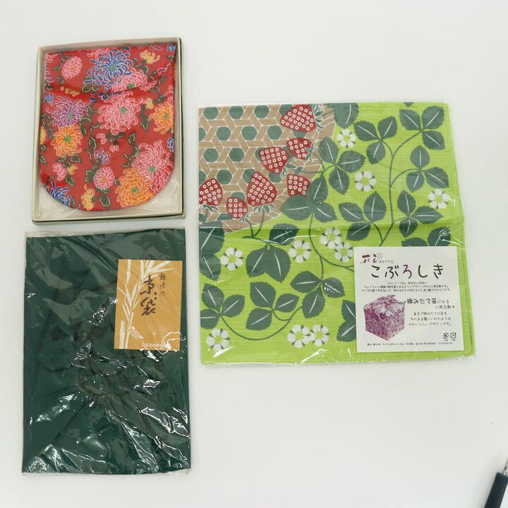 【状態追記】 箱汚れ有り。/おまとめ商品の為、1点ずつのご質問にはお答え出来かねます。ご了承くださいませ。 【付属品】 なし / 商品サイズ (こちらのサイズ表記は平置き採寸のサイズです。) 表記サイズ --- サイズガイドはこちら /商品詳細 ブランド名 風呂敷/小物入れ 特徴 --- 素材 --- 色 --- 性別タイプ レディース 生産国 --- 商品番号 ae9105 類似商品