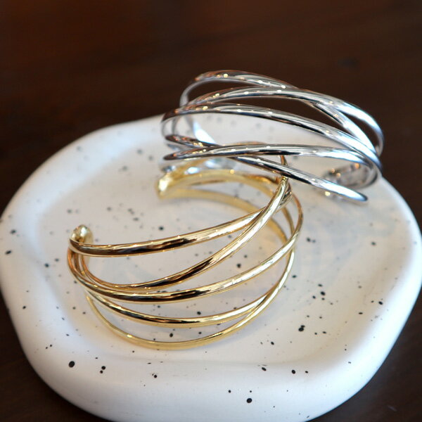 【アウトレットセール】 返品交換不可 ランダムクロスバングル レディース アクセサリー バングル ブレスレット ワイドバングル クロスバングル 華奢 繊細 シンプル おしゃれ こなれ感 重ね付け 春 夏 秋 冬 大人 きれいめ 上品 30代 40代 50代 ティアクラッセ