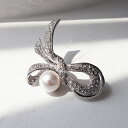 リボンブローチ レディース アクセサリー ブローチ コサージュ パール ラインストーン リボンモチーフ 華やか 上品 万能アイテム おしゃれ 普段使い 結婚式 入学式 二次会 オケージョン 春 夏 秋 冬 30代 40代 50代 ティアクラッセ