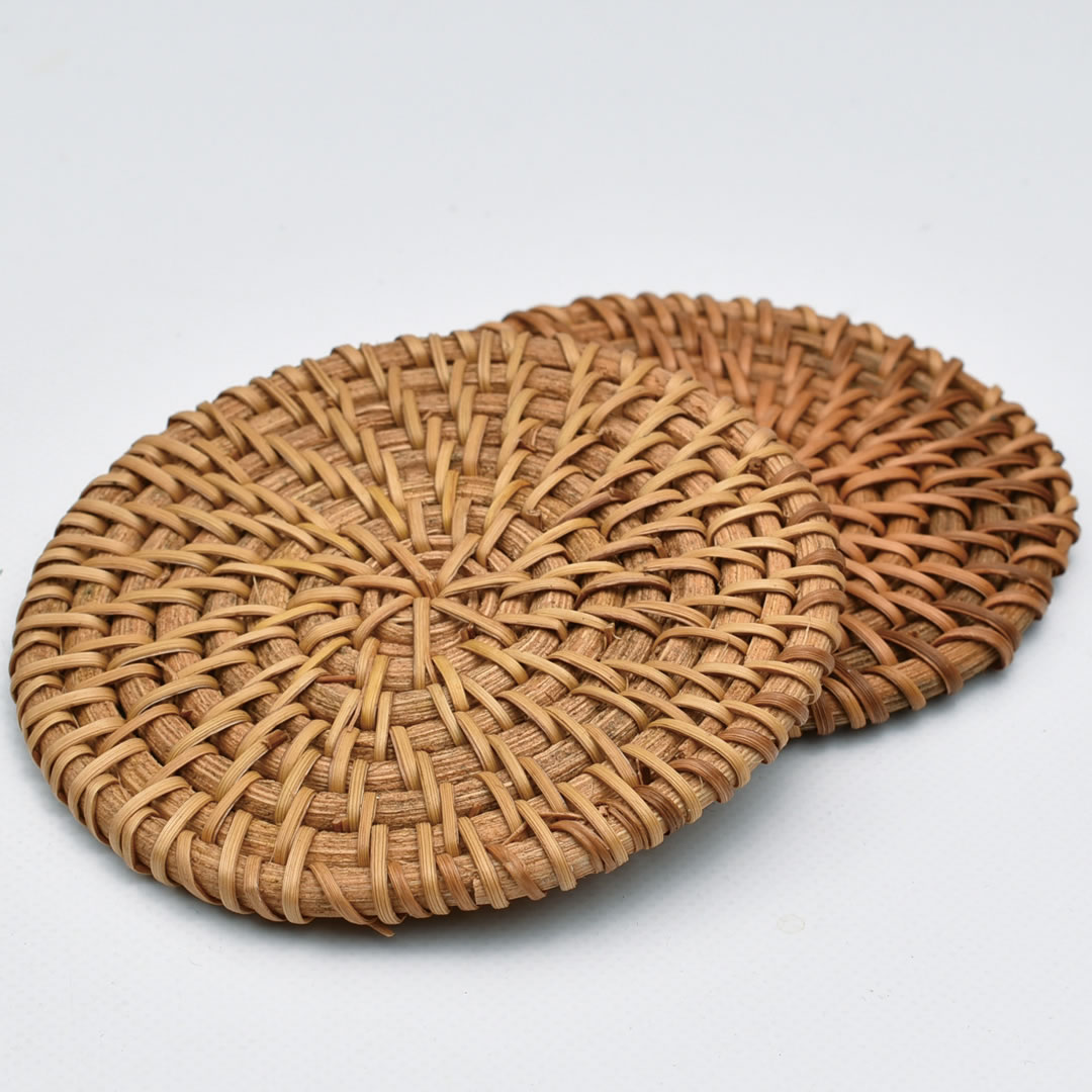 ●商品説明 配送　　ゆうびん可 サイズ　径77mm 材質　　籐 製造地　浙江省安吉県茶壺敷（籐細工・小） cha hu fu / ちゃこしき 茶壺や 杯の下に敷く 籐で作られた コースターです &nbsp; 籐細工の茶壺敷 直径約8cm。茶壺を置くのに適した籐細工の素朴な茶壺敷。鍋が熱いから鍋敷きを敷くというのとは違って、茶壺と机や茶盤など硬いもの同士がぶつかるのを避けるという意味合いでお使いいただけると思います。 ※色味などバラつきがあります。 &nbsp; &nbsp; 中国茶をあまり知らない方のため、当店で商品をお買い上げの方すべてに中国式のお茶の淹れ方や茶器を紹介したリーフレットを同封しています。はじめての方や贈り物にされる方もご安心ください。 サイズ 径77mm 重　量 8g 製造地 中国浙江省湖州市安吉県 &nbsp; &nbsp;