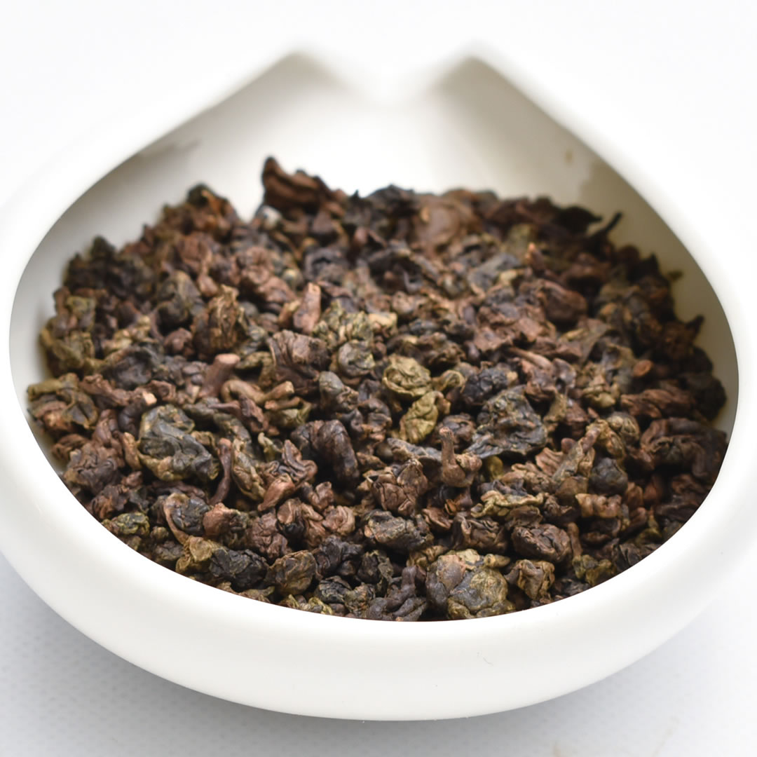 ●商品説明 &nbsp; 名　称 佳葉龍茶（GABA茶） 内容量 50g 原産地 台湾 保存方法 高温多湿を避け、開封後はお早めに 輸入販売者 天香株式会社 東京都千代田区六番町1−1佳葉龍茶 jia ye long cha/ぎゃばろんちゃ 日本発の GABAを増大させる製法 紅茶に似た風味の 台湾烏龍茶です &nbsp; GABAの含有量が多い茶葉 ギャバロン茶は1980年代に日本での研究によって生み出されたお茶です。ギャバロン茶とは茶葉の種類ではなく、茶葉を酸素に触れない状態におくことで、茶葉に含まれるグルタミン酸が、GABAに変わるという研究結果に基づき、窒素を使って酸素に触れない状態にするという製茶工程によって作られるお茶のことです。ギャバ茶というネーミングも候補だったが、当時、烏龍茶が流行っていたのでギャバロン茶になったとか。 こちらはその製法に基づき台湾で作られたギャバロン茶=佳葉龍茶です。三分程度の焙煎を加えているのですが、福建省の紅茶を思い出すような味わい。こちらは薬ではありませんので、GABAについては詳述いたしません。また、日本の有機認証を得たものではありませんが、台湾の南投県で有機栽培された青心烏龍種の茶葉を使用した、良質な茶葉を使用ています。 &nbsp; 中国茶をあまり知らない方のため、当店で商品をお買い上げの方すべてに中国式のお茶の淹れ方や茶器を紹介したリーフレットを同封しています。はじめての方や贈り物にされる方もご安心ください。 内容量 50g 製造地 台湾 淹れ方 湯温/100度 茶葉の量/200mlに4g 抽出時間/1回目1分、2回目は1分10秒、3回目は1分20秒。目安ですので茶の色を見ながらお好みでどうぞ &nbsp; &nbsp;