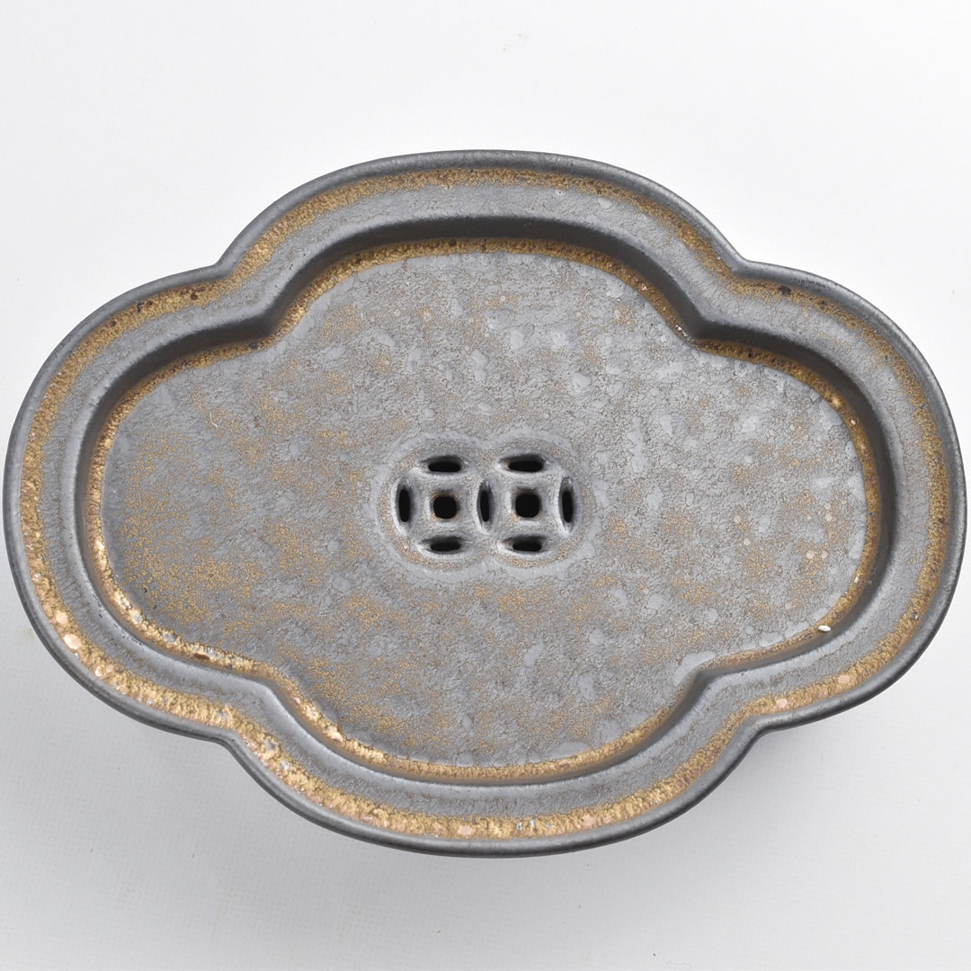 ●商品説明 サイズ　長185×幅138×高56mm 重量　　蓋220g、皿422g 製造地　中国福建省海棠壺承 hai tang hu cheng /かいどうこしょう グレーをベースに 流金が個性的な 茶壺を置くための 磁器製の台です &nbsp; 倣古流金の壺承 流金は本来、上が流、下が金という一つの漢字です。古代の火を使った鍍金（めっき）方法ですが、こちらの倣古流金というのは金鍍金をしたような金属的な質感が見られるため名づけられたもので、本当に鍍金をしたものではありません。古びた雰囲気を生み出していますが、私の知る限り比較的最近、福建省で作られ次第に広がってきたタイプの陶器で、 酸化鉄を多く含む釉薬が、1300度の高温の中で自然に流れ動いて線や点の模様をとなり、深い茶色や灰色、あるいは暗い金色などの不規則な色合いと質感を生み出しています。 中国茶を淹れる際には湯をこぼすことも多いので茶盤を使うことがあります。茶盤は茶壺のほか杯や茶海などの茶器もおける大きさがありますが、茶壺だけを置くのが壺承です。こちらは小さい杯をおけるだけの余裕がある壺承です。 ※色や造りに個体差や粗さが目立ちます。予めお知り置きください。 &nbsp; 中国茶をあまり知らない方のため、当店で商品をお買い上げの方すべてに中国式のお茶の淹れ方や茶器を紹介したリーフレットを同封しています。はじめての方や贈り物にされる方もご安心ください。 サイズ 長185&times;幅138&times;高56mm 重　量 蓋220g、皿422g 製造地 中国福建省 &nbsp; &nbsp;