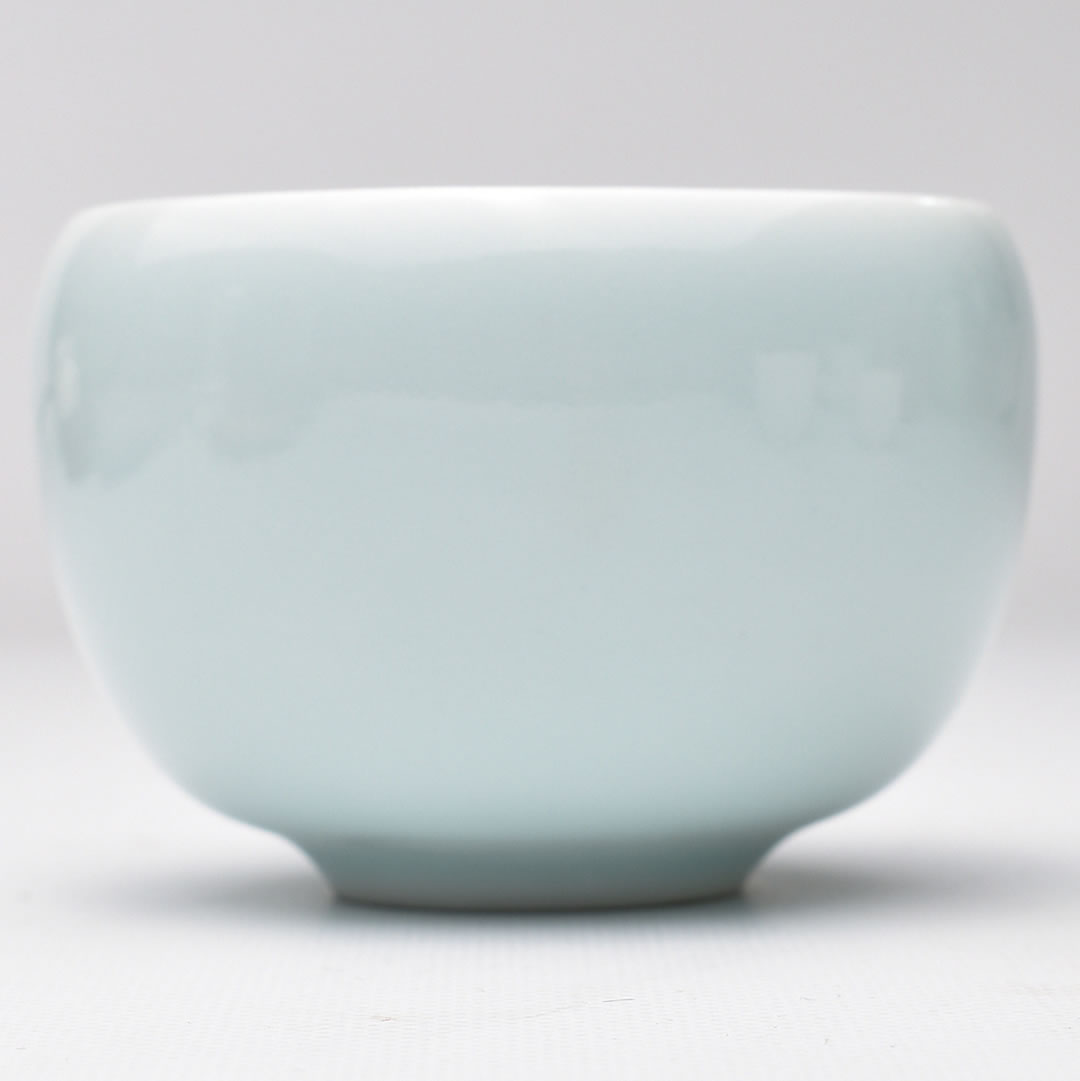 ●商品説明 &nbsp; 容量 50ml（満水80ml） 材質 磁器 色 粉青 サイズ 径68×高46mm 重量 106g 製造地 中国浙江省麗水龍泉市 配送 ゆうびん不可圓杯 yuan bei / えんはい 淡い水色の 弟窯粉青 丸みを帯びた 青磁の茶杯です &nbsp; 色彩が美しい世界遺産・龍泉青磁 龍泉の青磁は今から1500年ほど前の南北朝時代に始まると言われ、中国陶磁器史上もっとも長く焼かれ規模としても最大級の生産地でした。伝説になりますが、宋の時代には章という姓の名高い陶匠の兄弟がおり、優れた作品を生み出しました。哥（兄）窯は宋代の五大窯に数えられる名窯で、釉薬に網の目状に入った亀裂が特徴。弟窯は玉のように透き通る純粋な色で知られています。青磁の里として発展を遂げますが、明代には青花磁器の隆盛と、倭寇などの影響から海外貿易が厳しく制限されたため生産量が減少、質も以前の輝きを失いました。 時が流れて1957年、周恩来総理の指示により、8名の専門家からなる復古グループにより新たな火がともり、現在では新たな発展の時代を迎えています。2009年には「龍泉青磁の伝統工芸技術」が無形文化遺産として世界遺産に登録されました。 薄いブルーが美しい弟窯粉青 龍泉の青磁には様々な色がありますが、こちらは 代表的な粉青という薄いブルーが美しい弟窯にならったものです。もともとの胎は白色で釉薬の薄いところは白に濃いところは水色になり微妙なグラデーションが生み出されています。薄さを良しとする磁器とは違い、厚くしっかりした重みがあります。 丸みを帯びたシンプルな茶杯 こちら丸みを帯びた茶杯。手頃な大きさでしっかり味わえる容量があります。 ※サイズや重さのほか、焼成時の温度や気候により色味に個体差があります。。 &nbsp; &nbsp; 中国茶をあまり知らない方のため、当店で商品をお買い上げの方すべてに中国式のお茶の淹れ方や茶器を紹介したリーフレットを同封しています。はじめての方や贈り物にされる方もご安心ください。 サイズ 径68&times;高46mm 容　量 50ml（満水80ml）　 重　量 106g 製造地 中国浙江省麗水龍泉市 &nbsp; &nbsp;