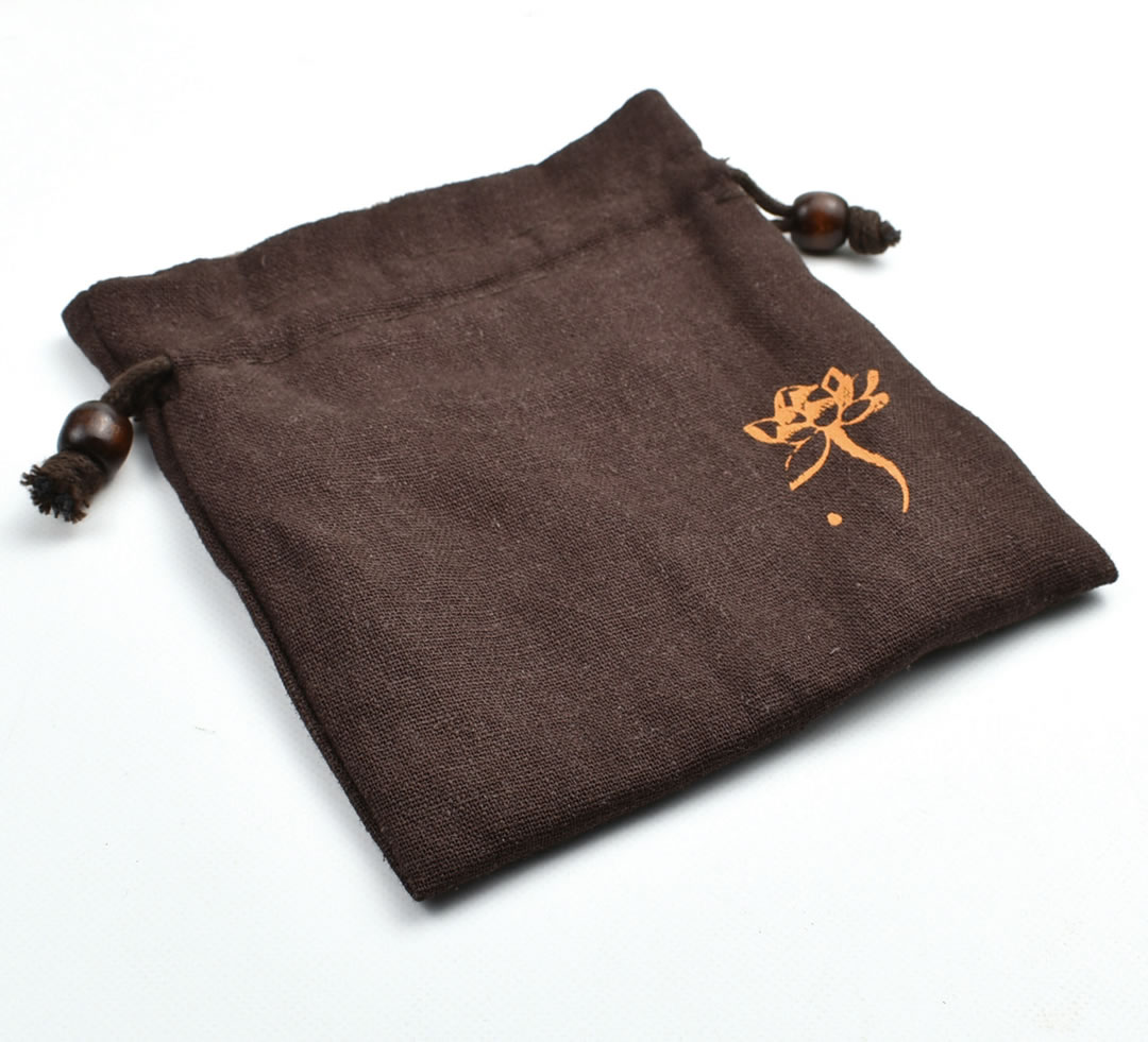 ●商品説明 配送　　ゆうびん可 サイズ　横13×縦14cm 重量　　18g 製造地　中国浙江省杯袋（珈琲） bei dai / はいたい 茶杯を保護する 焦げ茶色の綿の杯袋 裏は滑らかなベロア地の 巾着袋です &nbsp; 綿の巾着袋 表は焦げ茶色の綿にオレンジ色の蓮の花がプリントされた素朴な雰囲気、裏は滑らかな起毛のベロアです。中綿が入っているわけではないので、とても厚いというわけではありませんが、2層の布地で杯を保護します。 ※手工芸品ですのでサイズには多少の誤差があります。 &nbsp; 中国茶をあまり知らない方のため、当店で商品をお買い上げの方すべてに中国式のお茶の淹れ方や茶器を紹介したリーフレットを同封しています。はじめての方や贈り物にされる方もご安心ください。 サイズ 幅13&times;高14cm 重　量 18g 製造地 中国 &nbsp; &nbsp;
