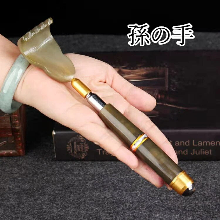 【商品名】伸縮式孫の手【カラー】グリーン、ブラウン【収納時サイズ】約20.5cm【伸長時サイズ】約53.5cm【主素材】樹脂、ステンレスパイプ、銅金具背中が手が届かなくてかゆい時に大活躍！伸縮式孫の手です。ヘッド部分は牛角風デザイン、肌当たりが柔らかく、肌を傷つけにくい仕様です。接続箇所に銅金具を採用、ガタつきが少なく錆びにくく丈夫で長持ちします。グリップ末端には360度回転するマッサージボールが付いており、掻くだけでなくツボ押しマッサージも楽しめます。伸縮機能付き！使用時は最大約53.5cmまで伸ばし、未使用時は約20.5cmに縮めてコンパクト収納可能。家庭での普段使いはもちろん、外出先への携帯にも適しています。ご年配の方への贈り物敬老の日ギフトにも大変おすすめです。