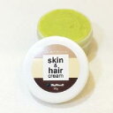 ビッグウッド　スキン&amp;ヘアクリーム (50g) 無精製シアバターをベースに、伝統的な自然スキン＆ヘアケア—成分である、日本ミツバチ蜜蝋、 グレープシードオイル、アロエベラ、イムム—、カレンデュラオイルやヒアルロン酸を配合した 万能スキンクリームです。 万一なめてしまっても無害です。 「スキン＆ヘアクリーム」は、天然由来の成分だけを用いて製造しています。 各々のハーブが持つ効能を最大限に引き出すための最新の抽出方法を取り入れ、 品質へのこだわりは高く、一切の添加物を排除した安心安全の商品です。 ■特徴 ・被毛のケア ・防腐剤・着色料・香料なしの無添加 ・舐めても安全 ■こんなときに ・虫さされ ・カサカサ肉球のお手入　 ・パサパサ被毛のお手入　 ■原材料 グレープシードオイル、日本ミツバチ蜜蝋、シアバター、アロエベラ、エミューオイル、ローズマリー精油、カレンデュラオイル、ヒアルロン酸、コラーゲン、ビタミンA、ビタミンE、メンソール、セサミオイル ■原産国 日本 ■内容量 50g ■保存方法 夏場は溶けやすくなりますので、冷蔵庫などで保管していただく事をおすすめいたします。 ○当商品は1週間前後で発送を予定しております。○ BIGWOOD 商品はより新しい賞味期限の商品をお届けさせて頂きます為、ご注文後メーカーへ発注する商品が多く、納期にお時間を頂戴致します。 関連商品 初めてTIARA PETS オンラインストアをご利用頂きます際は必ずこちらをクリックしてご一読下さい。