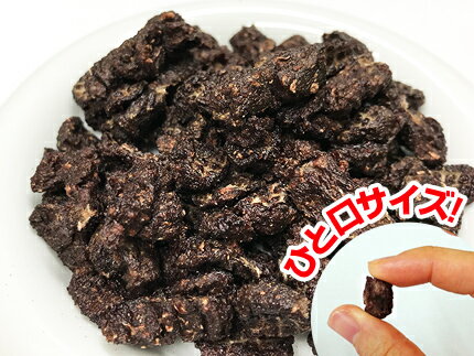 プライムケイズ 豚のこころビッツ 40g 豚のこころビッツ 40g 国産豚の貴重なハツ（心臓）を乾燥させた無添加おやつ！ 国産豚の貴重なハツをおやつやご褒美にも使いやすいひとくちサイズに仕上げました。 豚のこころは完全無添加の安心できるおやつです。 ハツは内臓独特のにおいが少ないのが特徴で、健康維持に欠かせないビタミンB1・B2、鉄分が豊富に含まれ、栄養価が高いことで知られています。 内臓も食べましょう！ 心臓にトラブルのある子には特にお勧めいたします。 心臓などの内臓を一週間に1度くらいはわんちゃんや猫ちゃんに食べさせてあげてください。 内臓には栄養がたっぷり含まれています。 新鮮で安心できる内臓は入手が困難で処理や調理も大変ですがこれなら簡単に豚の心臓を食べさせてあげることが出来ます。 豚のこころで躾もラクラク？！ 香ばしい香り♪かんだときの軽快な音！ サクサクっとした歯ごたえ。 チワワなどの超小型犬でも、美味しそうに、両手で挟みかじってくれます。 わんちゃんも猫ちゃんも飼い主さんにも喜んでいただける商品です。 「人間の食肉加工メーカー」が、国産豚のハツを、乾燥だけした、安心・安全・無添加・無着色の安心おやつです。 もちろん人間の食用の豚のハツですので安心して飼い主さんも一緒にお召し上がりください。 こんな子に食べてほしい！ 心臓や内臓にトラブルのある子 パピー・シニア 病中病後の子 元気がない、食欲がない子 豚ハツ（心臓）には、健康維持に欠かせないビタミンB1・B2、鉄がとっても豊富！抗酸化・疲労予防・免疫強化など元気の源になります。ちょっと元気がないな。。疲れ気味かな？そんな時は、ハツを食べて元気も気力も回復させてください！ とっても使いやすいサイズ！ 一口サイズだからトレーニングに最適！ 美味しいからワンちゃんも猫ちゃんもフェレットちゃんも大喜び間違いなし！持ち運びも便利なチャック袋入りです。 栄養価の高い豚ハツを、トレーニングやご褒美に最適な粒タイプにし、乾燥のみさせました。もちろん完全無添加！本当に美味しく仕上がりました。 健康が美味しさを作りました！ 1. 乾燥しているのでうま味が凝縮されています。 2. 余分な脂肪はありません。 3. 袋から取り出しすぐに食べられます。 4. 生肉特有の気になる臭みがありません。 5. 乾燥しかしておりませんので素材本来の旨みを味わってもらえます。 6. こだわりの原料を使用しておりますので美味しいこと間違いなし！ 健康が美味しさを作りました！皆様に喜んでいただける味になりました。 原材料 国内産豚心臓 原産国 日本国 添加物 無添加（合成添加物・保存料を一切使用しておりません）乾燥のみ 関連商品 初めてTIARA PETS オンラインストアをご利用頂きます際は必ずこちらをクリックしてご一読下さい。