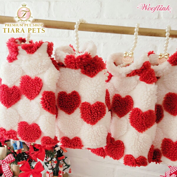 ウーフリンク WOOFLINK HEARTS VEST WOOFLINK 2023 COLLECTION 5 愛らしいハート柄のベスト&#9829; ゴールドボタンの開口部 どんな ボトムスにも合わせられます ※お洗濯は丁寧に手洗いをして下さい。 &#9829; アリス（フォーンチワワ） 胸囲27cm 背中21cm &#9829; サイズ1を着用 &#9829; サミュエル（チョコレート＆ホワイトチワワ） 胸囲 33cm 背中 25cm &#9829; サイズ2を着用 【ご確認下さい】 ※当商品以外は別売り、または参考商品になります。 【サイズ】 1. 胴回り28.5cm　着丈19cm 2. 胴回り33cm　着丈22cm 3. 胴回り38cm　着丈26cm 4. 胴回り43cm　着丈31cm 5. 胴回り49cm　着丈35cm 6. 胴回り58cm　着丈40cm ※着丈はお洋服のデザインにより異なります。 胴回りを基準にサイズをご選択ください。 〇当商品は海外メーカーよりお取り寄せとなります為、ご注文を頂きましてから通常4-5週間前後でのお届けを予定しております。 関連商品 WOOFLINK HEARTS MAT WOOFLINK WINTER FUR BERET WOOFLINK WINTER FUR COLLAR WOOFLINK WINTER MINI DRESS 初めてTIARA PETS オンラインストアをご利用頂きます際は必ずこちらをクリックしてご一読下さい。