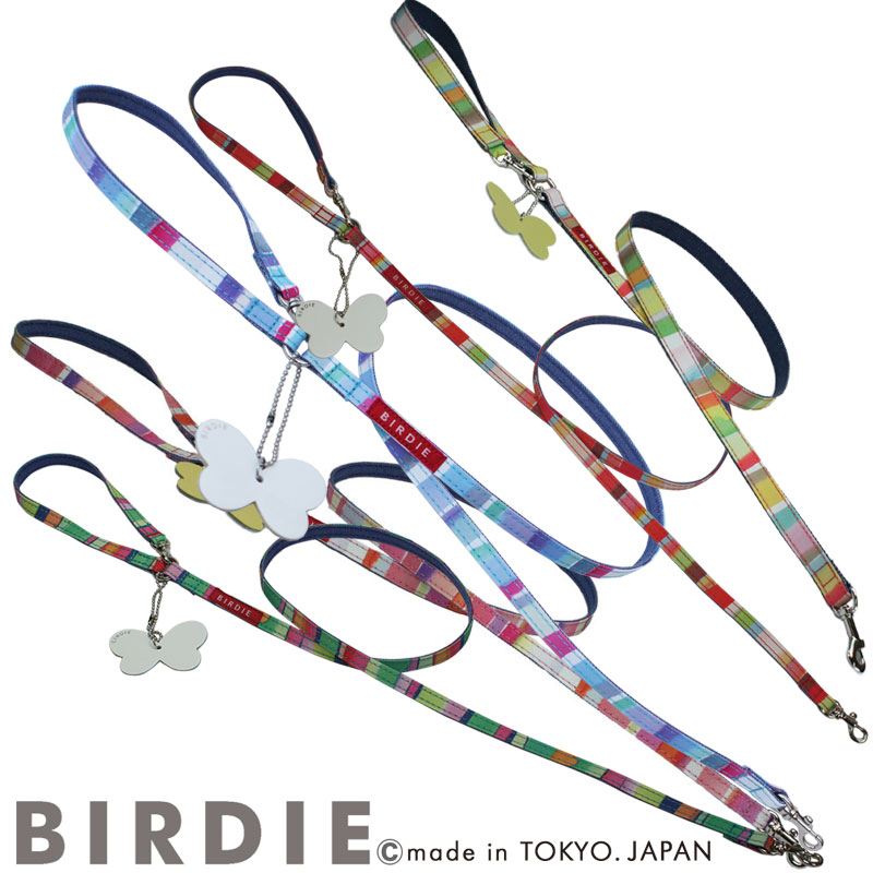 バーディ BIRDIE マルチボーダーリード(L) 人気のマルチボーダーシリーズに新色レッド・グリーン・ブルーが登場！ 5色揃いました！ 「君たちといるとHAPPY!!」という気持ちを表現したリードです。 永遠の若さの象徴ブルーデニムと組み合わせたマルチボーダーの リードにおおきめの革製モンシロチョウが揺れる 、楽しいリードです。 BIRDIEオリジナル汚れを防ぐ加工を布地に施したボーダー柄と 蝶々のチャームが可愛くて誰からも愛される超小型犬〜大型犬種対応タイプの上質なリード 革製のモンシロチョウのチャームは、連絡先を書いて迷子札としてもお使いいただけます 持ち手が外せる便利なカフェタイプのリードです。 カジュアルなコットン製のリードは、引っ張られても手が痛くなりにくく、 短くまるめて持つときにも便利です 。 【サイズ】 sizeSS　全長106cm ／ 幅：1.0cm　(重量)30g sizeS　全長109cm ／ 幅：1.5cm　(重量)50g sizeM　全長110cm ／ 幅：2.0cm　(重量)80g sizeL　全長110cm ／ 幅：2.5cm　(重量)110g 【カラー】 ピンク・イエロー・ブルー・レッド・グリーン 【素材】 本体：ポリエステル チャーム：牛革 【生産地】 日本製 関連商品 BIRDIE マルチボーダーIDハーネス(L) BIRDIE マルチボーダーIDカラー(L) BIRDIE ワンタッチマルチボーダーカラー(L) BIRDIE マルチボーダーハーネス(L) 初めてTIARA PETS オンラインストアをご利用頂きます際は必ずこちらをクリックしてご一読下さい。