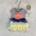 ルイスドッグ louisdog Organic Tiered Tulle Tee Tシャツ×チュールがかわいい★ ビビッドなカラーが夏にもGOODな個性派Tシャツです♪ 4つの層になっているチュチュがふわふわ揺れるスタイルは、 とってもキュート♪ その姿はまるで妖精さん？！ 普段のお散歩シーンでも注目間違いなしです♪ 夏のおしゃれに一着いかが？ 【ご注意ください】 Organic Tiered Tulle Tee 以外の商品は全て別売り又は参考商品です。 ■サイズ XS　(首回り 20.5 x 胴回り27 x 着丈16cm) S　(首回り 22 x 胴回り31 x 着丈18cm) S/M　(首回り 24 x 胴回り35 x 着丈21cm) M　(首回り 27 x 胴回り40 x 着丈24cm) L　(首回り 31 x 胴回り45 x 着丈27cm) XL　(首回り 34 x 胴回り50 x 着丈30cm) 〇当商品は海外メーカーよりお取り寄せとなります為、ご注文を頂きましてから通常4週間前後でのお届けを予定しております。（稀に納期が遅れる場合がございます。何卒ご了承頂きますようお願い致します。） 関連商品 louisdog Organic Vibe Sleeveless Tee louisdog Floral One-Shoulder Ribbon Tee louisdog Floral Ruffle Blouse louisdog Floral Lace Tank Top 初めてTIARA PETS オンラインストアをご利用頂きます際は必ずこちらをクリックしてご一読下さい。