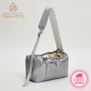 ルイスドッグ louisdog Metallic Silver Sling Bag(Petit) 夜のお出かけでとても輝けるメタリックシルバーのスリングバッグ 【ご確認下さい】 当商品以外の商品は全て別売り又は参考商品となります。 インナーバッグは別売りです。 【サイズ】 Petit : 幅35 x 奥行15 x 高さ25cm / 400g Grand : 幅42 x 奥行18 x 高さ29cm / 500g ストラップ Petit: 67cm (長さ調節可能) 【素材】 表地：ポリエステル93％、エラスタン7％（イタリア製） 裏地：綿100% ショルダーストラップ：綿100％（イタリア製） ショルダーストラップ：綿100％（リバティ、イギリス製） 【セット内容】 バッグ、マット カバー、Fomax プレート 〇当商品は海外メーカーよりお取り寄せとなります為、ご注文を頂きましてから通常4週間前後でのお届けを予定しております。（稀に納期が遅れる場合がございます。何卒ご了承頂きますようお願い致します。） 関連商品 louisdog Liberty Inner Bag for Sling Bag louisdog Denim Velour Sling Bag louisdog Denim Around Bag louisdog Velour Hoodie Pants 初めてTIARA PETS オンラインストアをご利用頂きます際は必ずこちらをクリックしてご一読下さい。