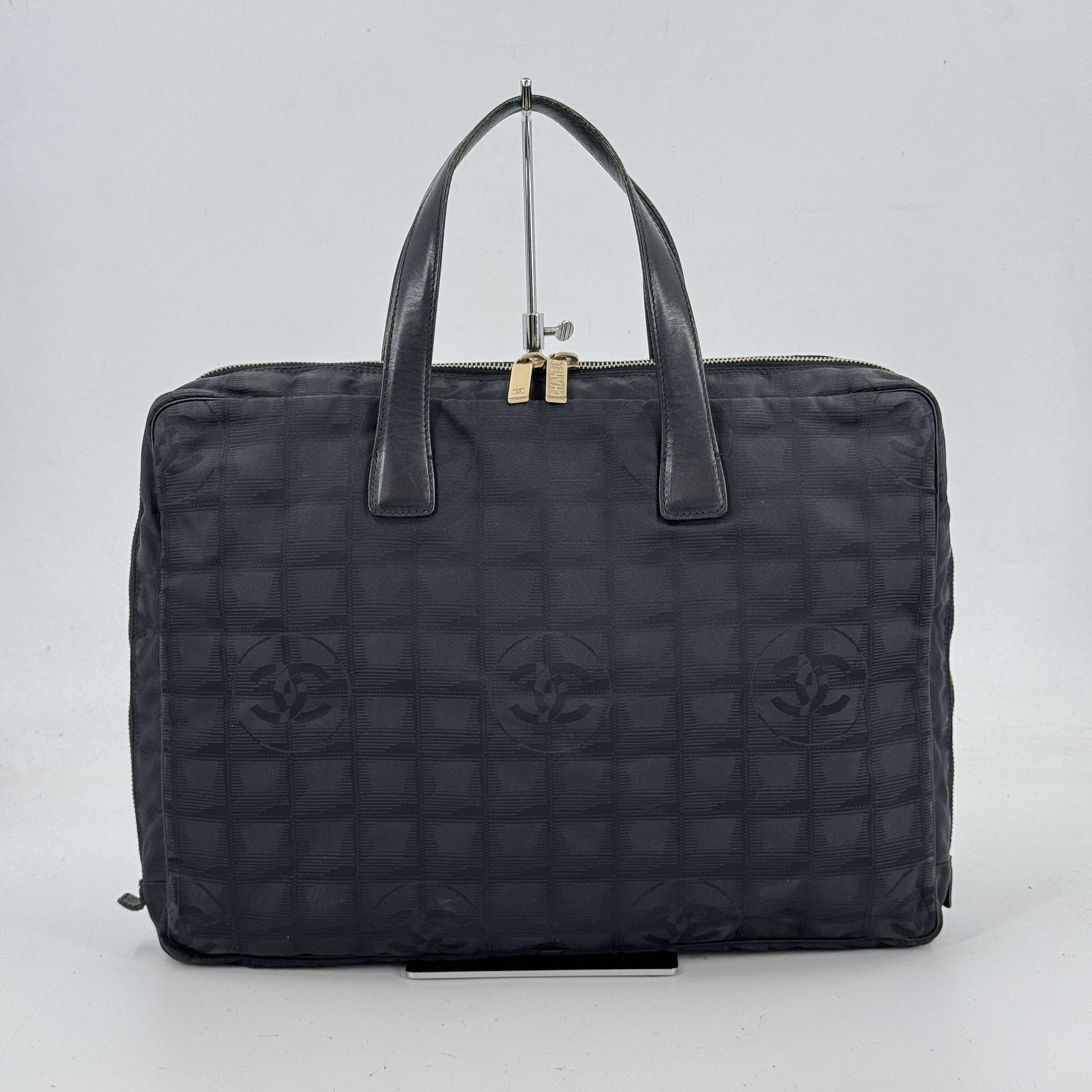 ブランド: CHANELスタイル: トートバッグカラー: ベージュ素材: ナイロンサイズ（cm）: W35cm x H26cm x D15cm（約）/ショルダー下がり: 24cm（約）サイズ（inch）: W13.79" x H10.24" x D5.91"（約）/ショルダー下がり: 9.45"（約）ポケット: 外側:0個 / 内側:2個製造国: イタリアシリアル番号: 79416774 2002 ~2003 製造商品コード: KD588コンディション外側: B+内側: B+臭い: 目立つ臭いなし（個人差があります）の兆候 使用感 of キャンバス 表面汚れ on 内側面コーナーに軽微な擦れポケット ジッパーs 動作確認済み 良好