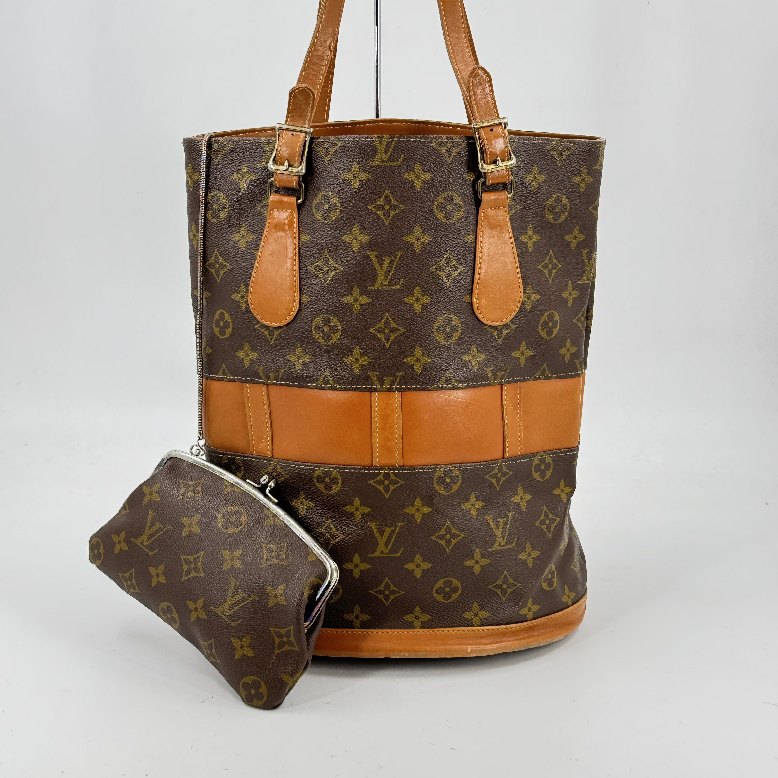 ブランド: LOUIS VUITTONスタイル: トートバッグカラー: モノグラム素材: モノグラムキャンバスサイズ（cm）: W28x H34x D20cm（約）/ショルダー下がり: 29cm（約）サイズ（inch）: W11.03" x H13.39" x D7.88"（約）/ショルダー下がり: 11.41"（約）ポケット: 外側:0個 / 内側:1個製造国: アメリカシリアル番号: なし商品コード: KD493コンディション外側: B+内側: B+臭い: カビのにおいありキャンバス 擦れパイピング なし外ポケット なしバッグレザー 傷、剥がれストラップ金具部レザー 傷、剥がれハンドル/ストラップ 傷、色落ちエッジ 目立つ不具合なし底面 The コーナー at the 底面 is 裂けジッパー 目立つ不具合なしリベットボタン なし開口部レザー 擦れサイドタブ/レザー なし内側面 ゴミ・汚れ、傷内ポケット ゴミ・汚れ付属品 ポーチ:剥がれ ゴールド メッキ主な問題