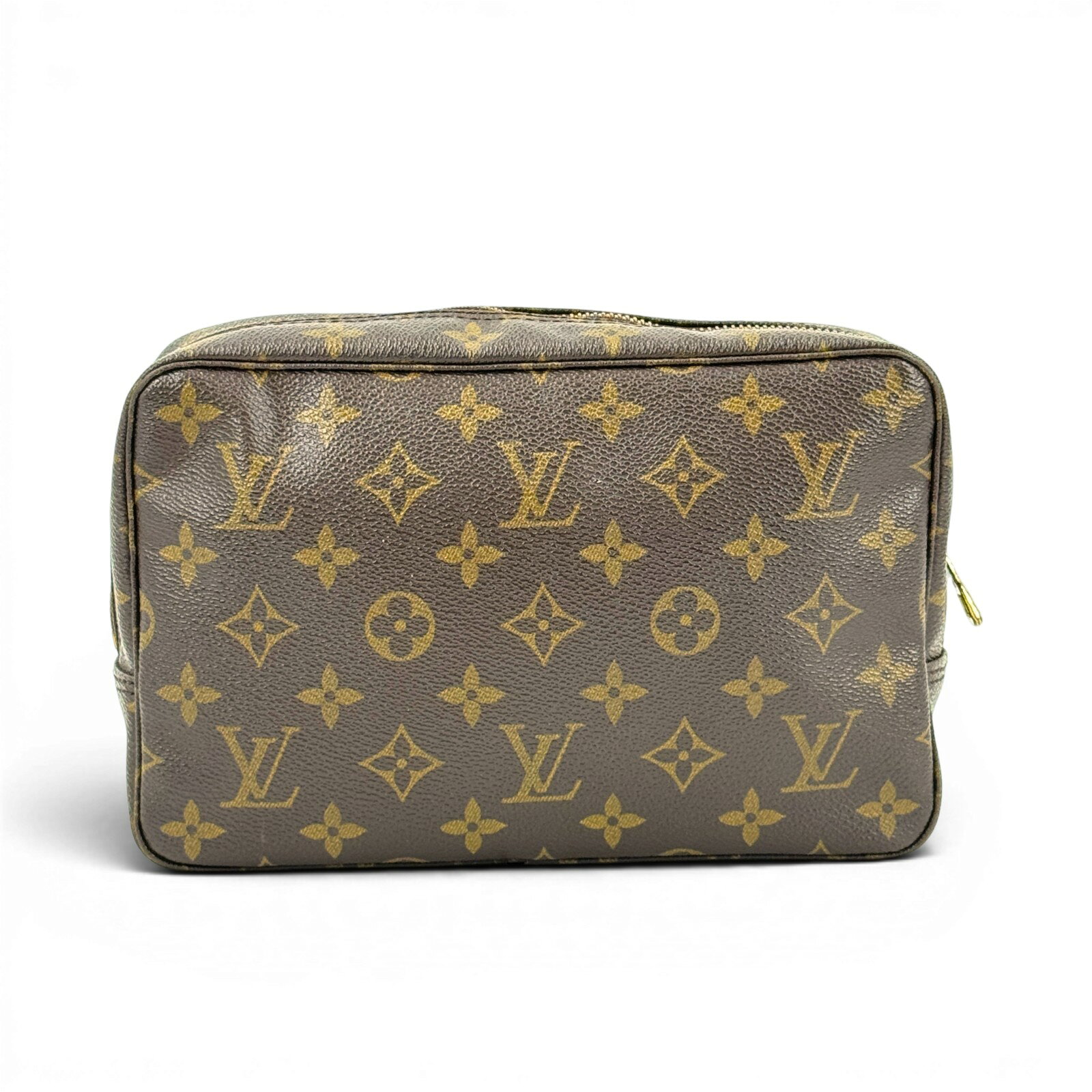 ブランド: LOUIS VUITTONスタイル: クラッチバッグ バッグカラー: モノグラム素材: モノグラムキャンバスサイズ（cm）: W23 x H15 x D6cm（約）サイズ（inch）: W9.05" x H5.90" x D2.36"（約）ポケット: 外側:0個 / 内側:1個製造国: フランスシリアル番号: TH0960 - 6月年1990 製造商品コード: KD566コンディション外側: B+内側: B+臭い: 目立つ臭いなし（個人差があります）キャンバス部分は良好な状態ジッパー 動作確認済み 良好内側 汚れ