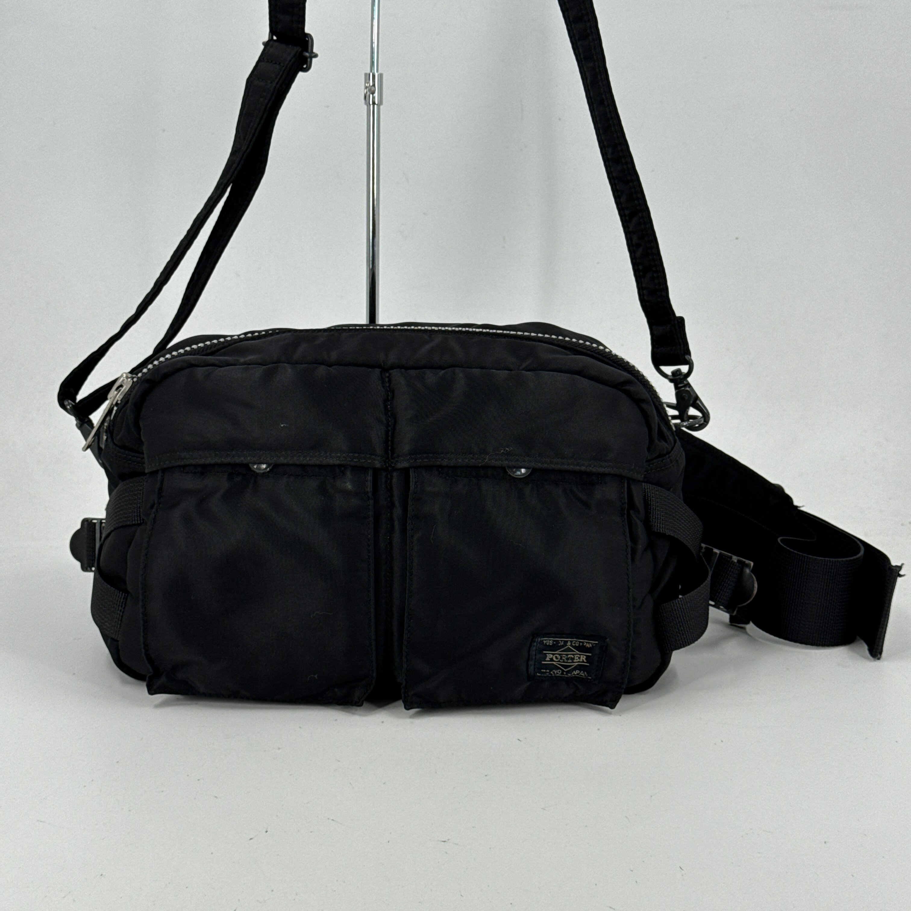ブランド：PORTER YOSHIDAスタイル：ウエストバッグカラー：ブラック素材：ナイロンサイズ（cm）：W34cm x H19cm x D12cm（約）／ストラップドロップ：61cm（約）サイズ（インチ）：W13.39インチ x H7.48インチ x D4.72インチ（約）／ストラップドロップ：24.03インチ（約）ポケット：外側：3ポケット／内側：2ポケット製造国：日本商品コード：KD735-------------------------------状態-------------------------------外側：B+内側：B+--------------匂い：-----------------特に気になる匂いはありません（個人差がありますのでご了承ください）-----------備考：--------------------ナイロンの状態は良好ですメッキの剥がれがあります内側にわずかな汚れがありますショルダーストラップ付属S：新品A：ほぼ新品AB：使用感少なめ非常に良い状態AB：使用感少なめ。良好な状態。小さな傷や汚れありB+：使用感あり。小さな傷や汚れありB：目立つ傷や汚れありD：破損、剥がれ、またはべたつきあり
